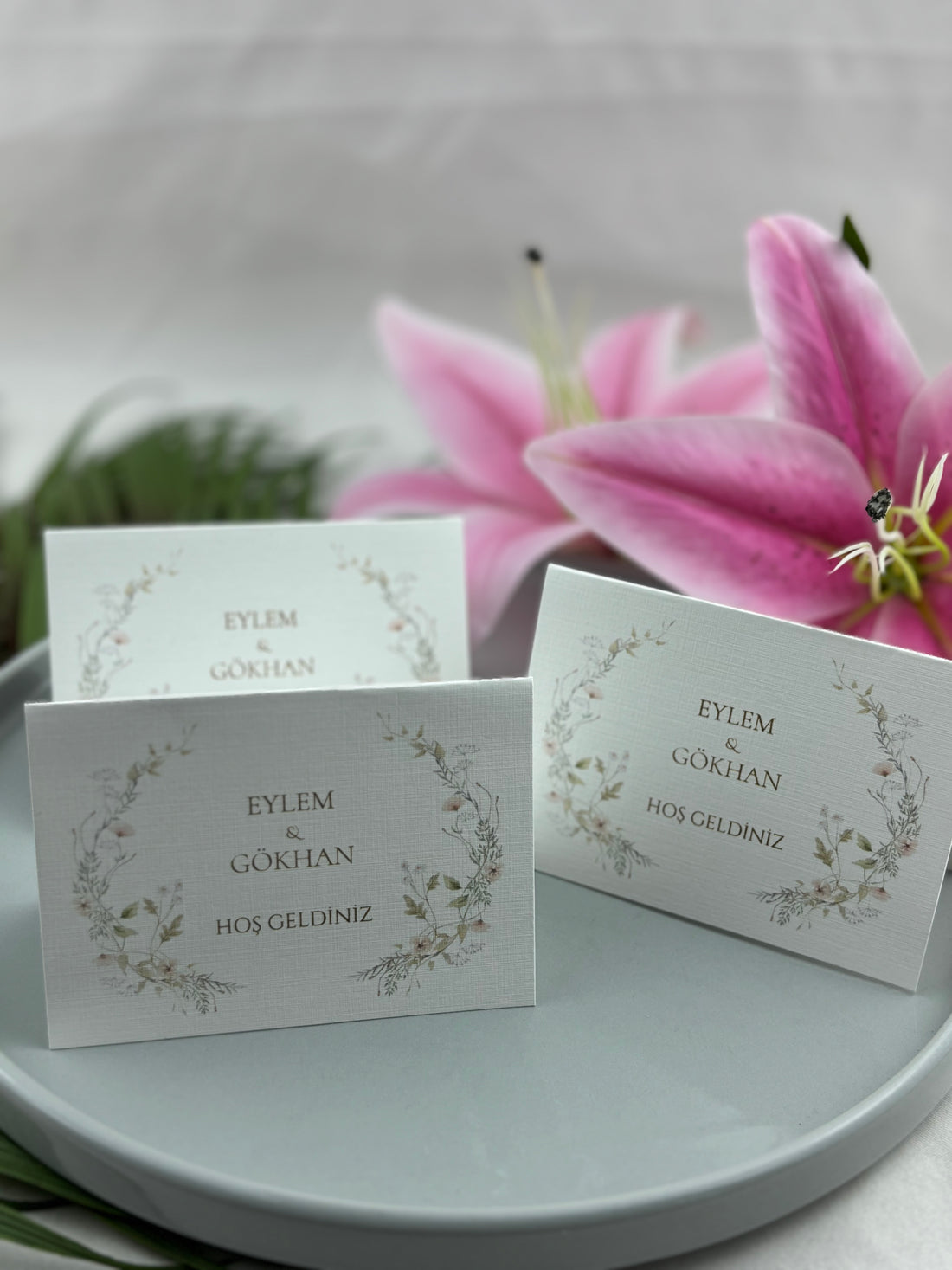 Tischnamensschilder – Elegantes Design für Verlobung und Hochzeit