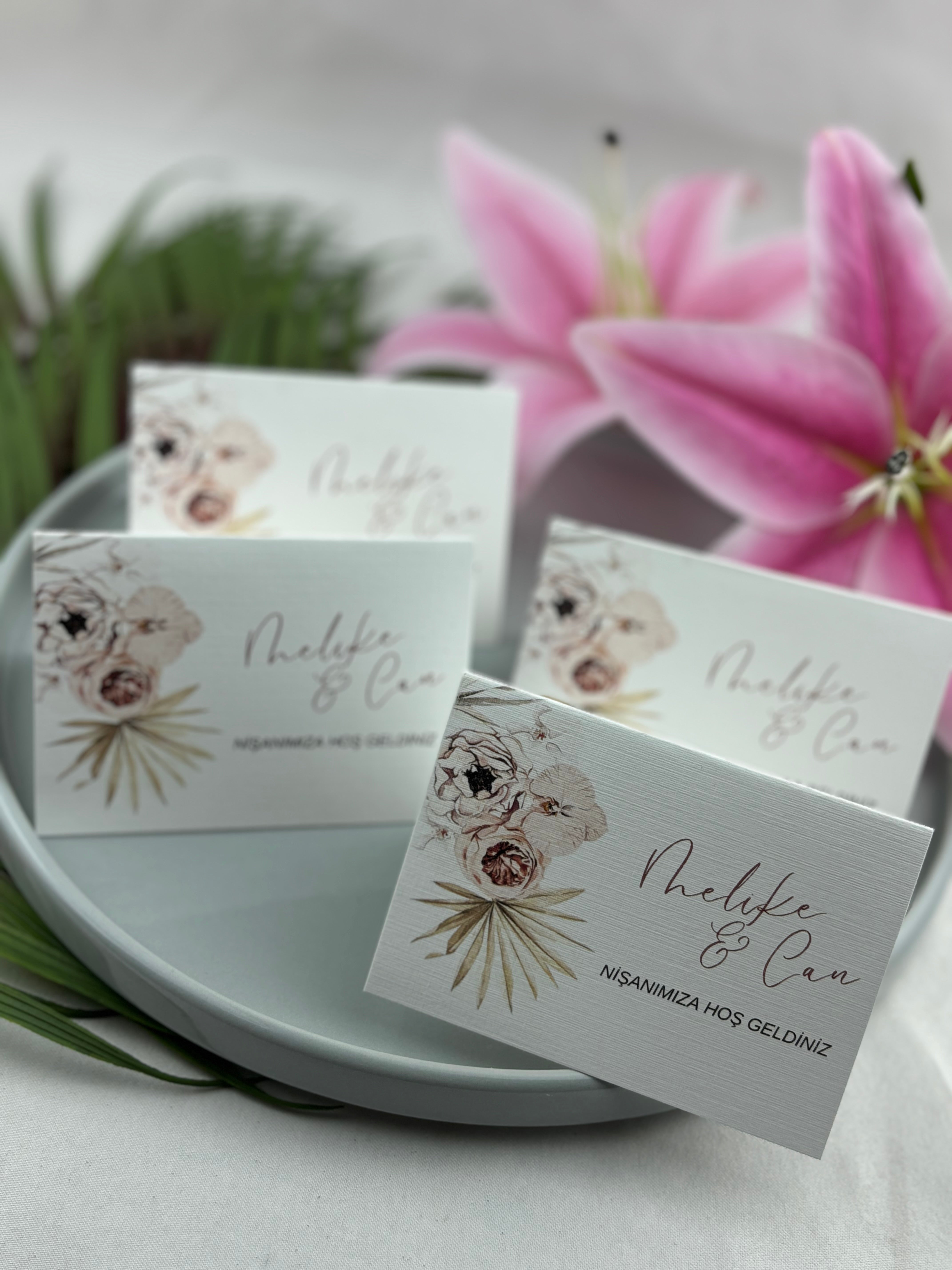 pampaslı boho kişiye özel masa isimliği yakın çekim, baskı detayı