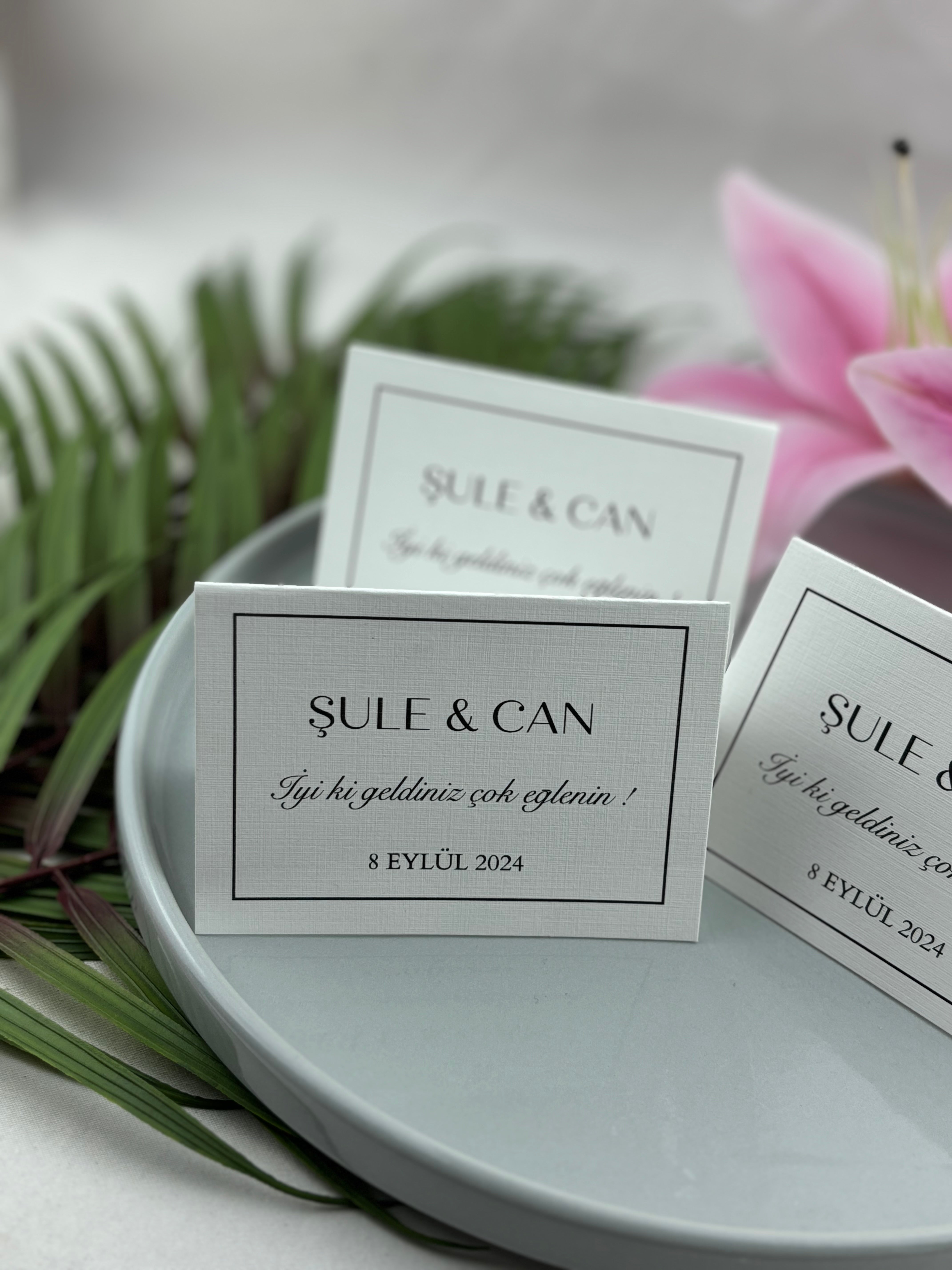 ince çerçeveli kişiye özel masa isimliği masa üstü görünümü 1