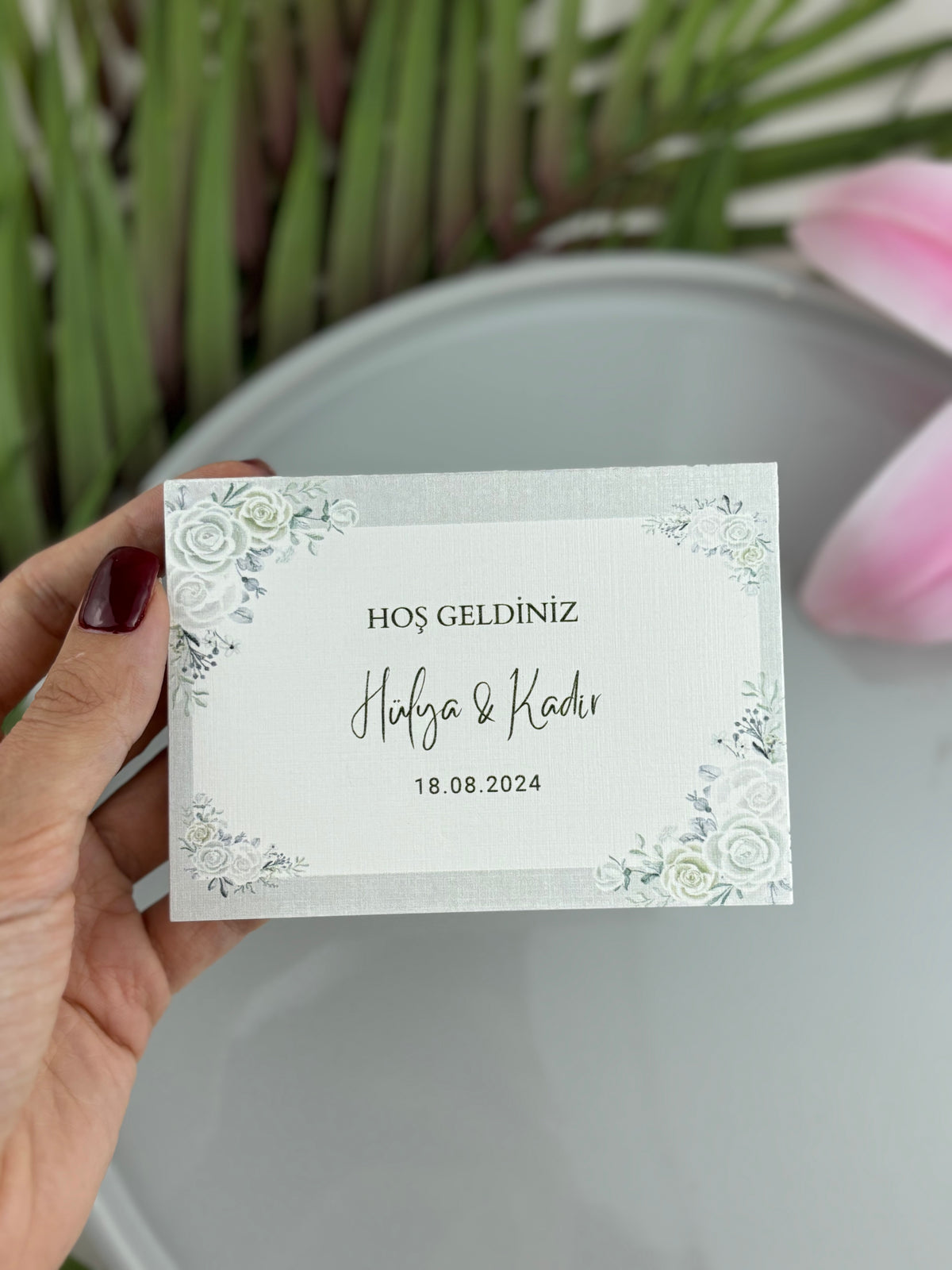 beyaz güllü kişiye özel masa isimliği yakın çekim, baskı detayı