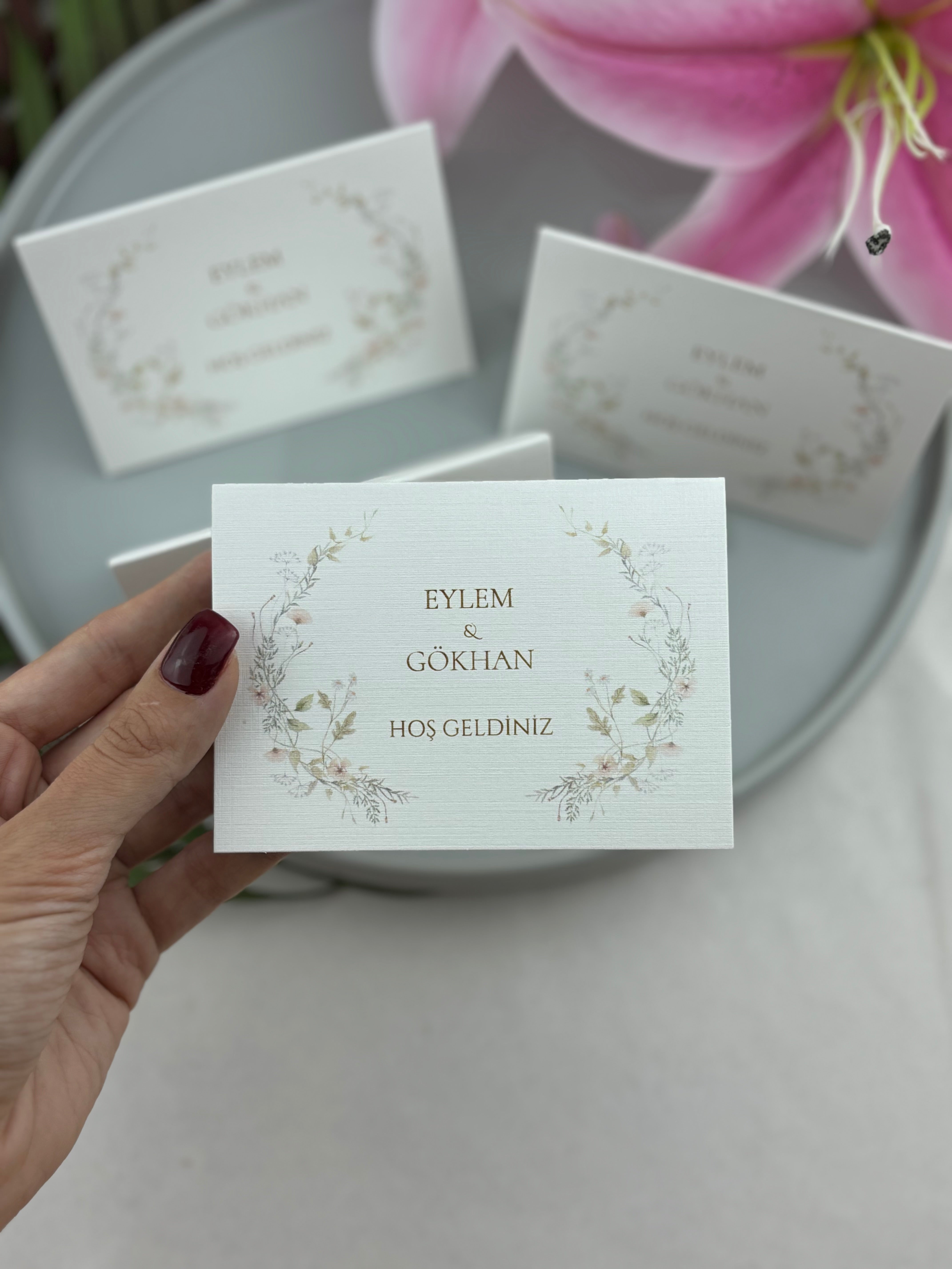çiçek çelenkli kişiye özel masa isimliği, 10,5 × 7,5 cm