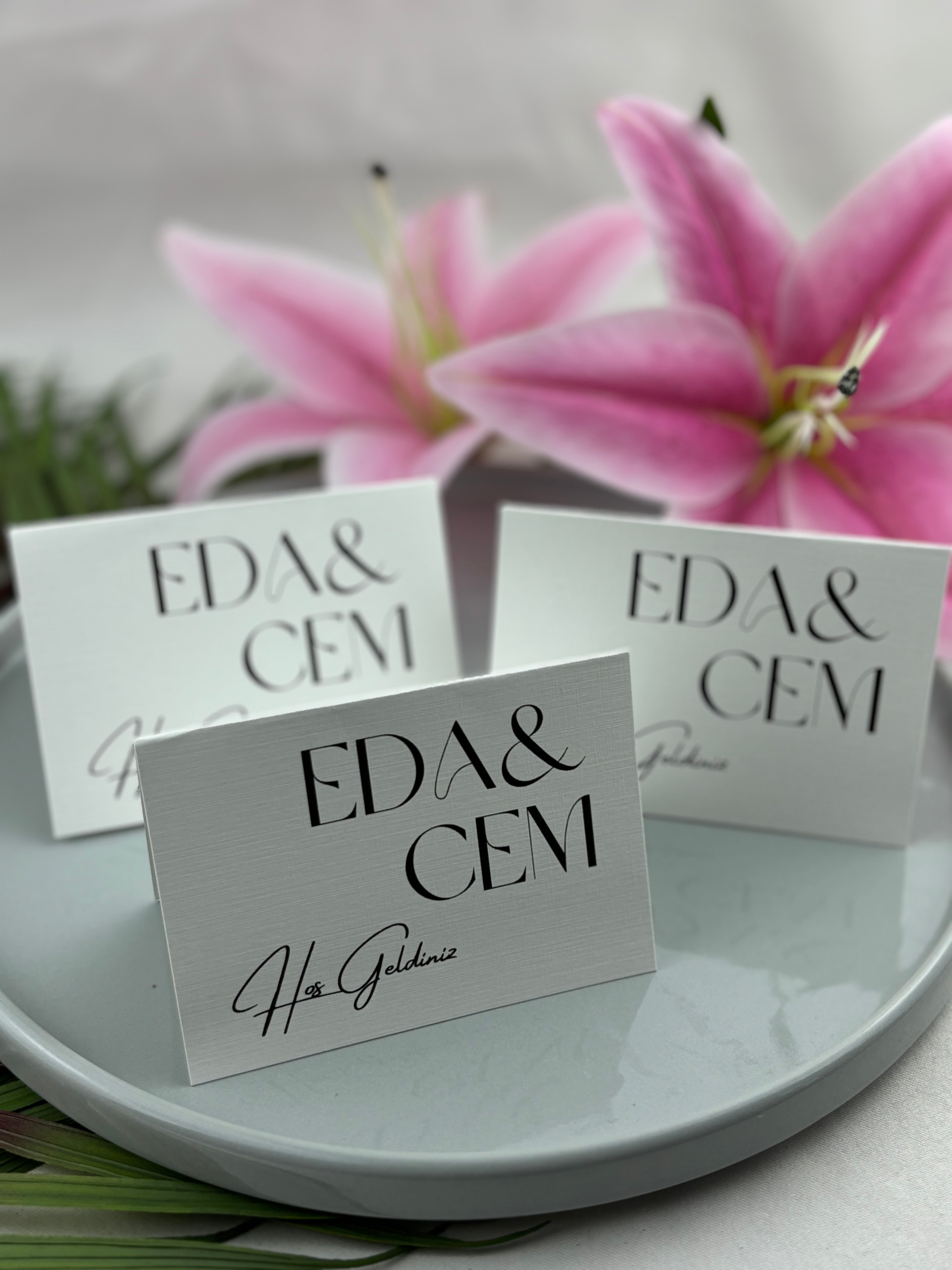 iri serif isimli kişiye özel masa isimliği masa üstü görünümü 2