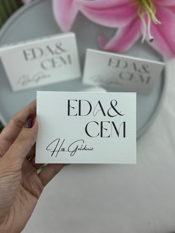 iri serif isimli kişiye özel masa isimliği, 10,5 × 7,5 cm