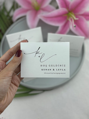 baş harf monogramlı kişiye özel masa isimliği, 10,5 × 7,5 cm