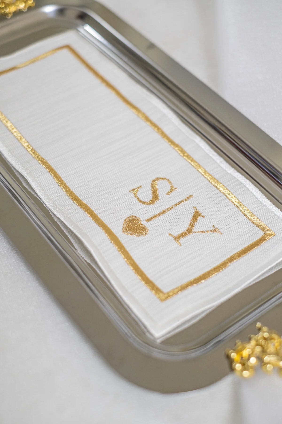 Kişiye Özel Gold Varaklı Kalp Detaylı Çift Harf Tasarımlı Söz Nişan Mendili