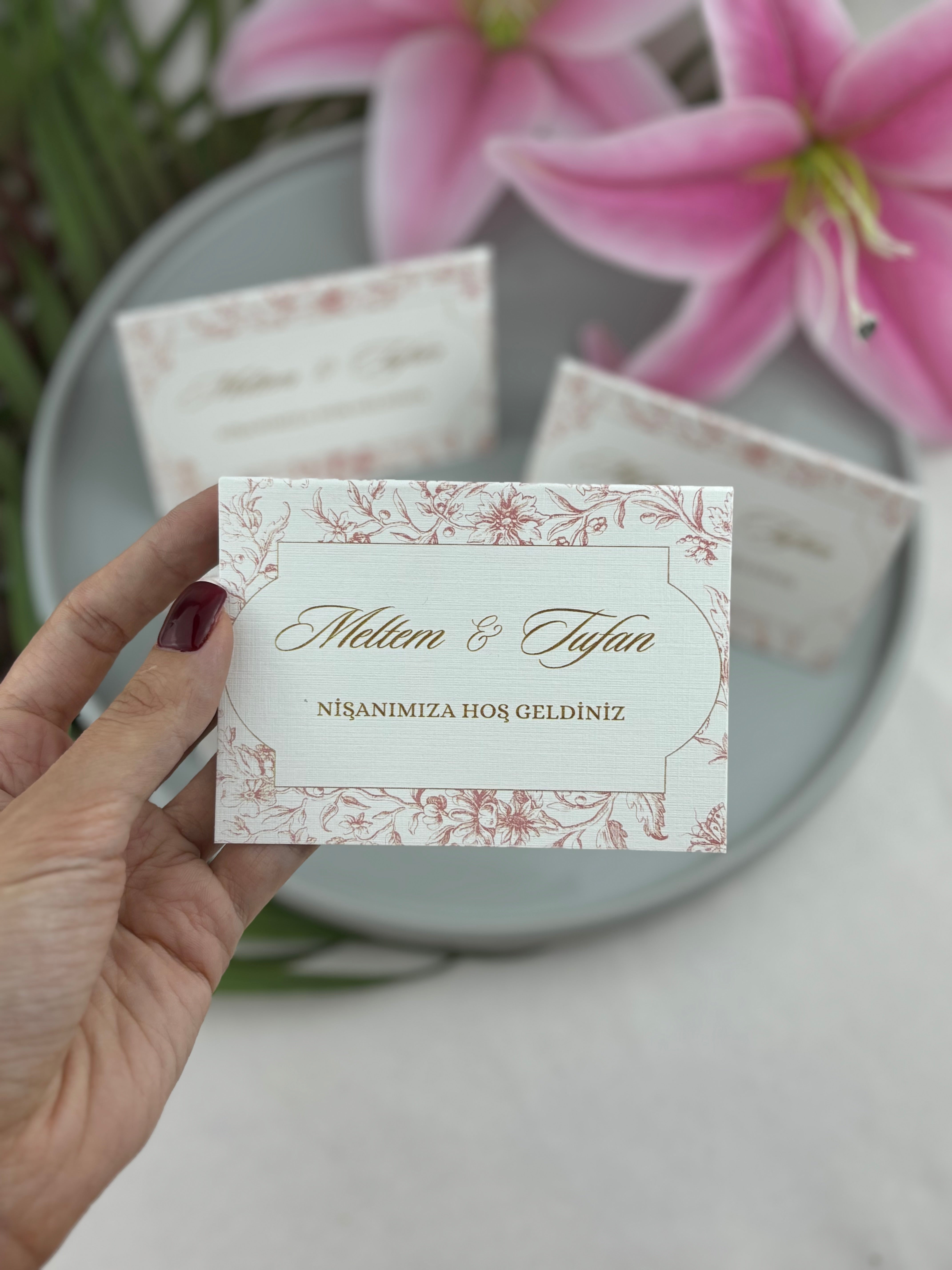 kiremit toile desenli kişiye özel masa isimliği, 10,5 × 7,5 cm