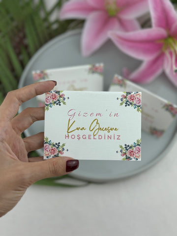 pembe güllü kına kişiye özel masa isimliği, 10,5 × 7,5 cm
