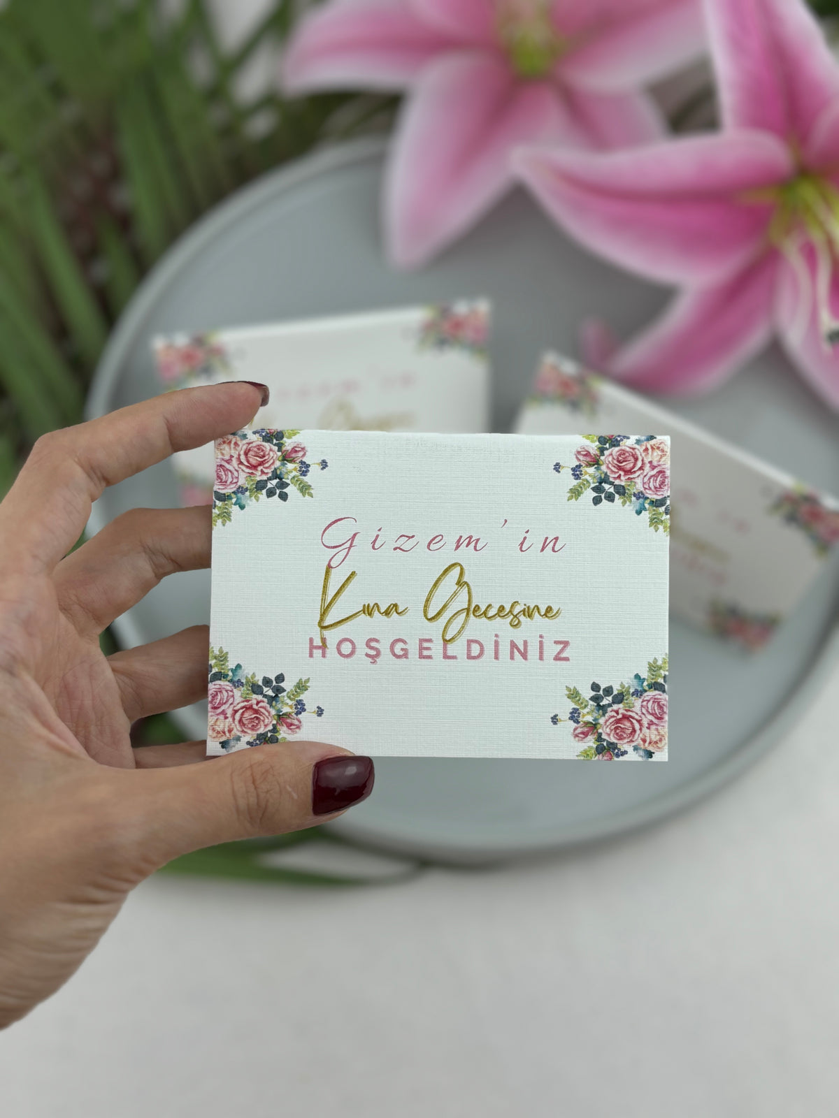 pembe güllü kına kişiye özel masa isimliği, 10,5 × 7,5 cm