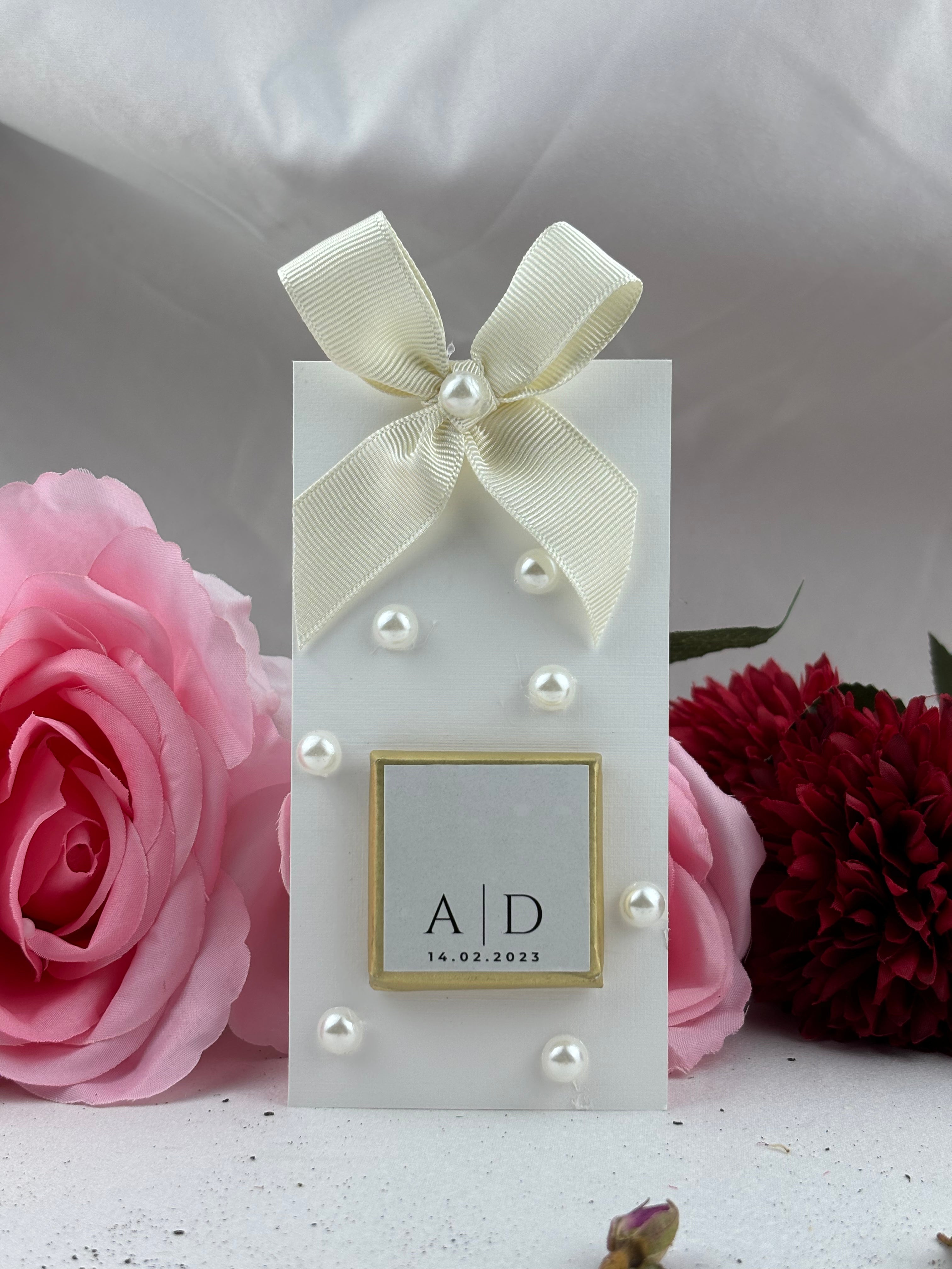 Mit Schleife verzierte Schokoladenkarte - Verlobungsgeschenke, personalisiertes Design
