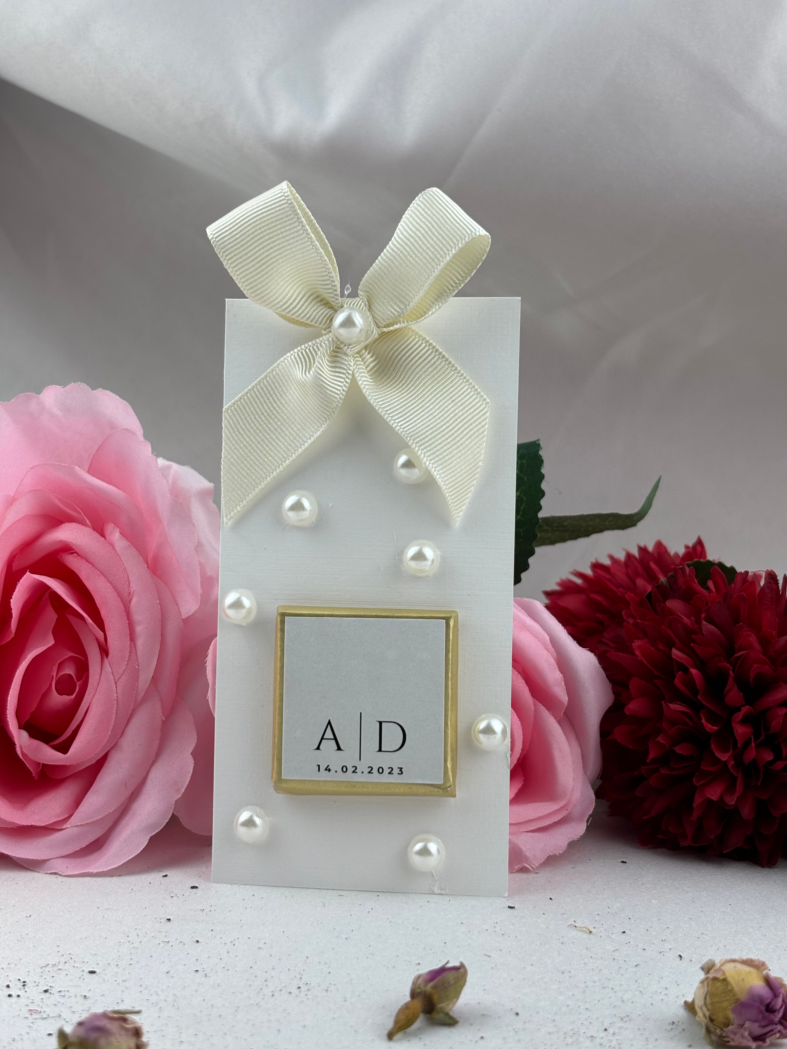 Mit Schleife verzierte Schokoladenkarte - Verlobungsgeschenke, personalisiertes Design