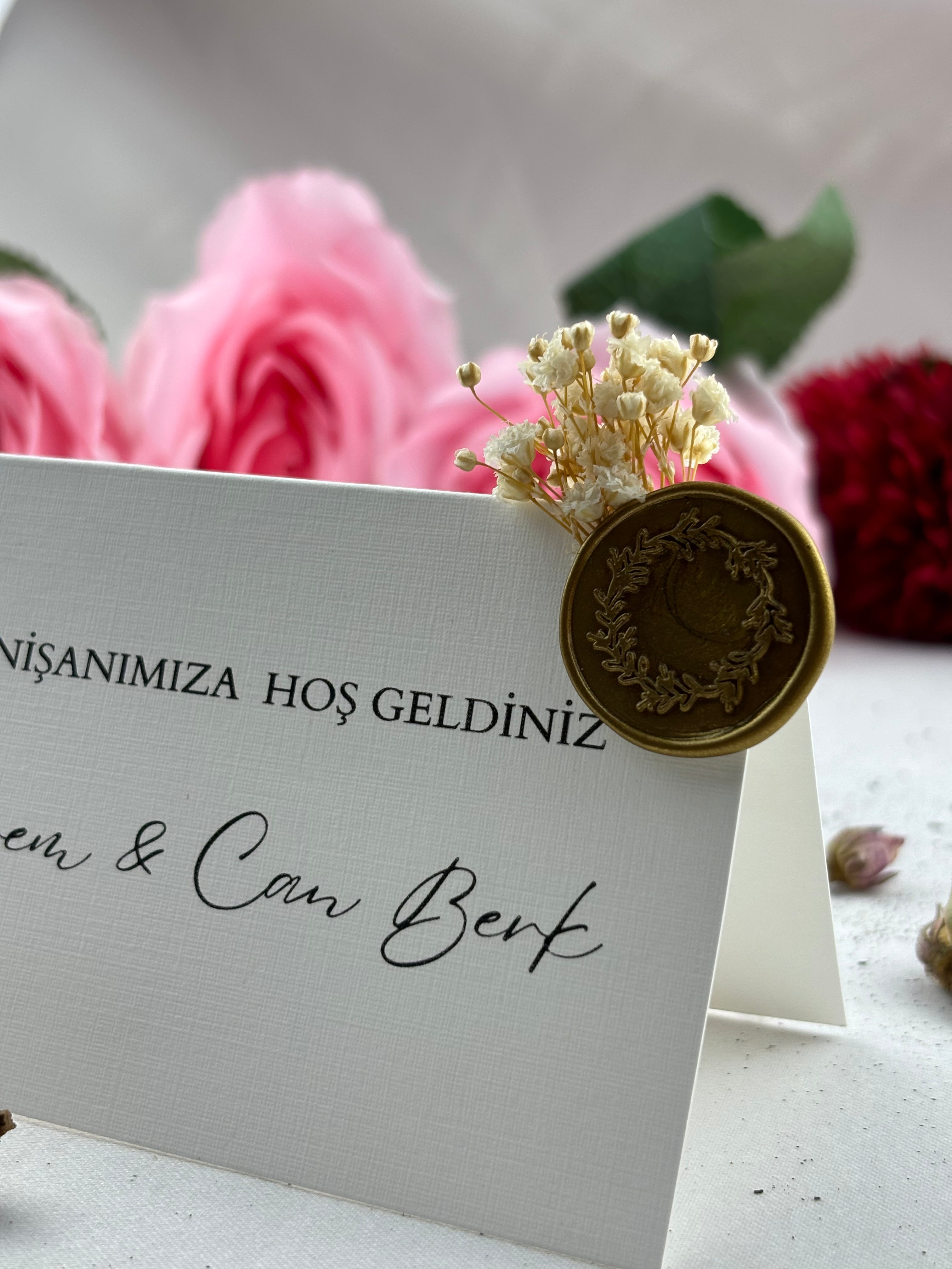 mühürlü kişiye özel masa isimliği masa üstü görünümü 1