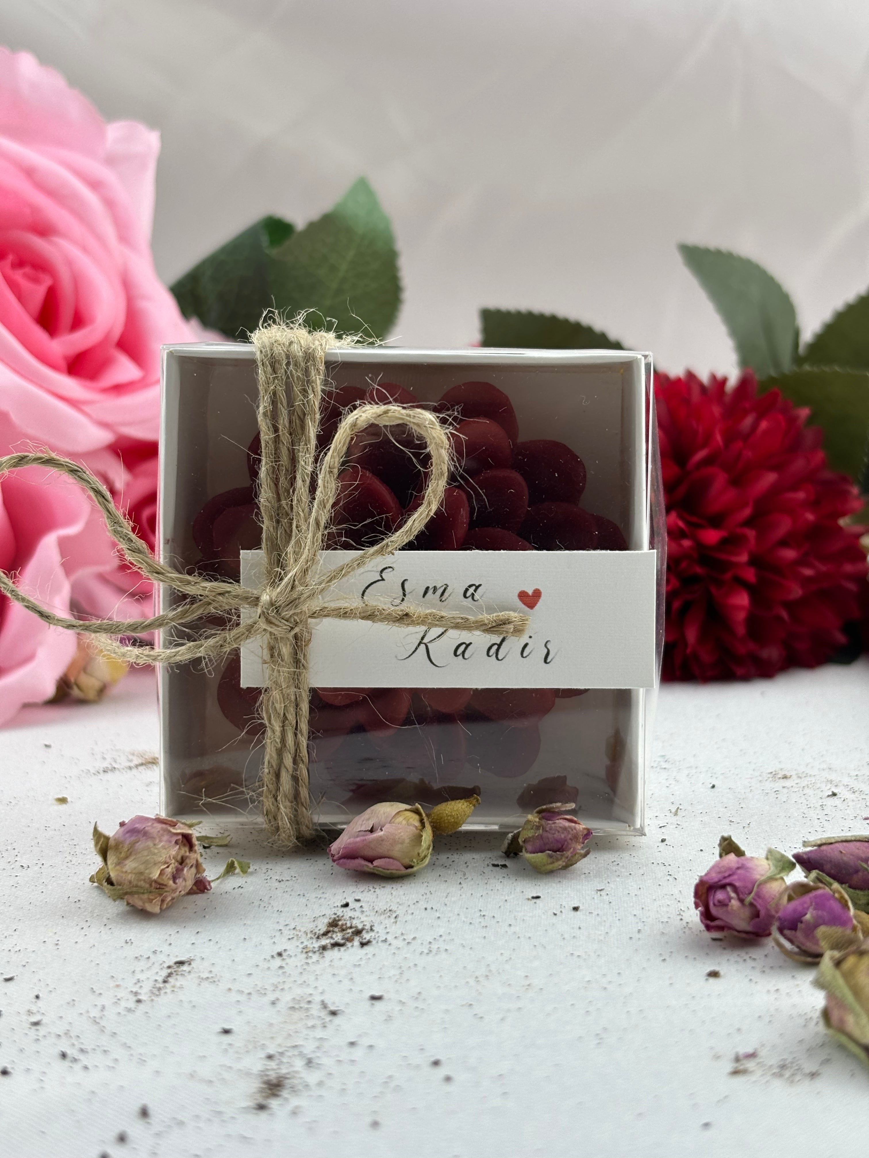 Rote Lotuskerze als Geschenk