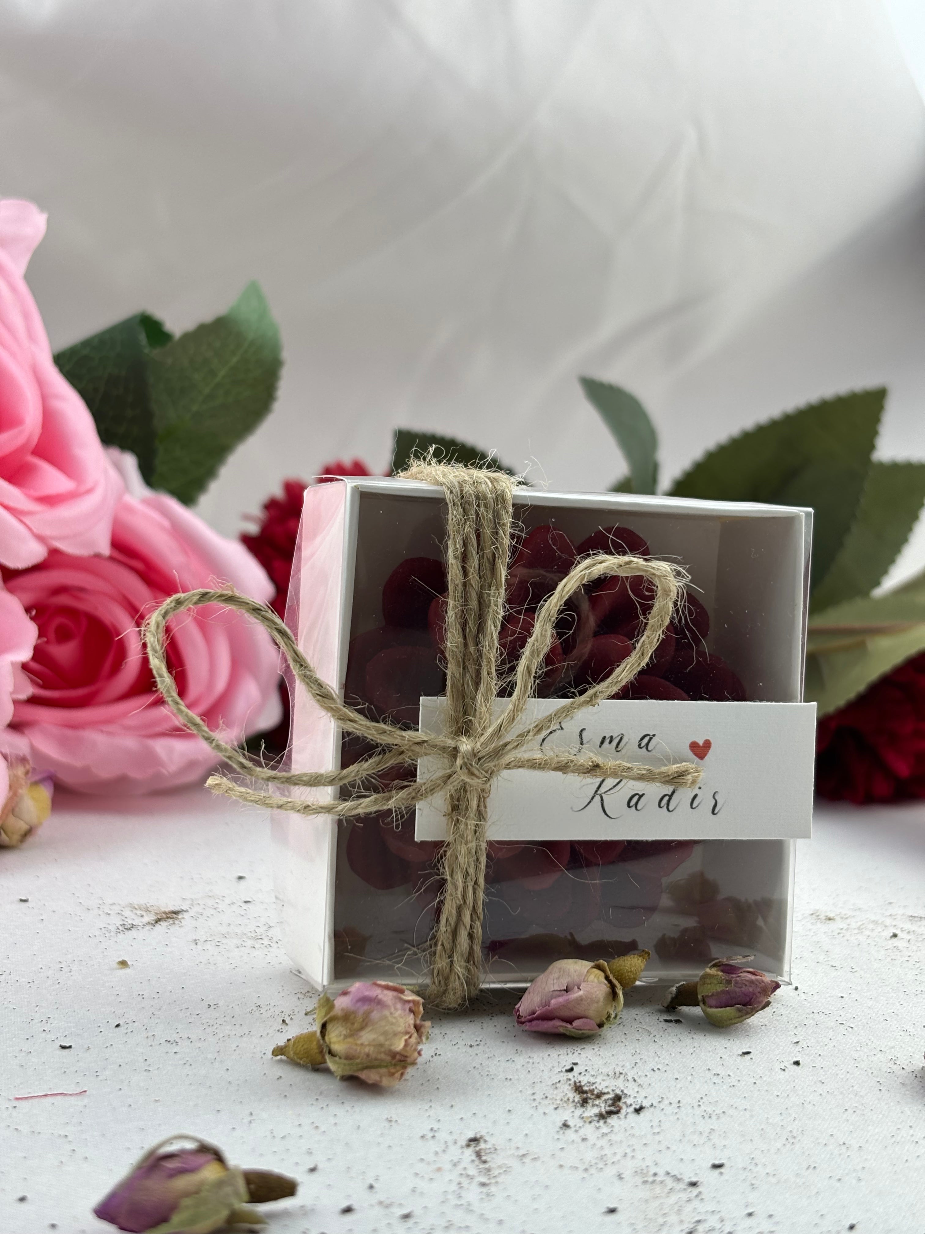 Rote Lotuskerze als Geschenk