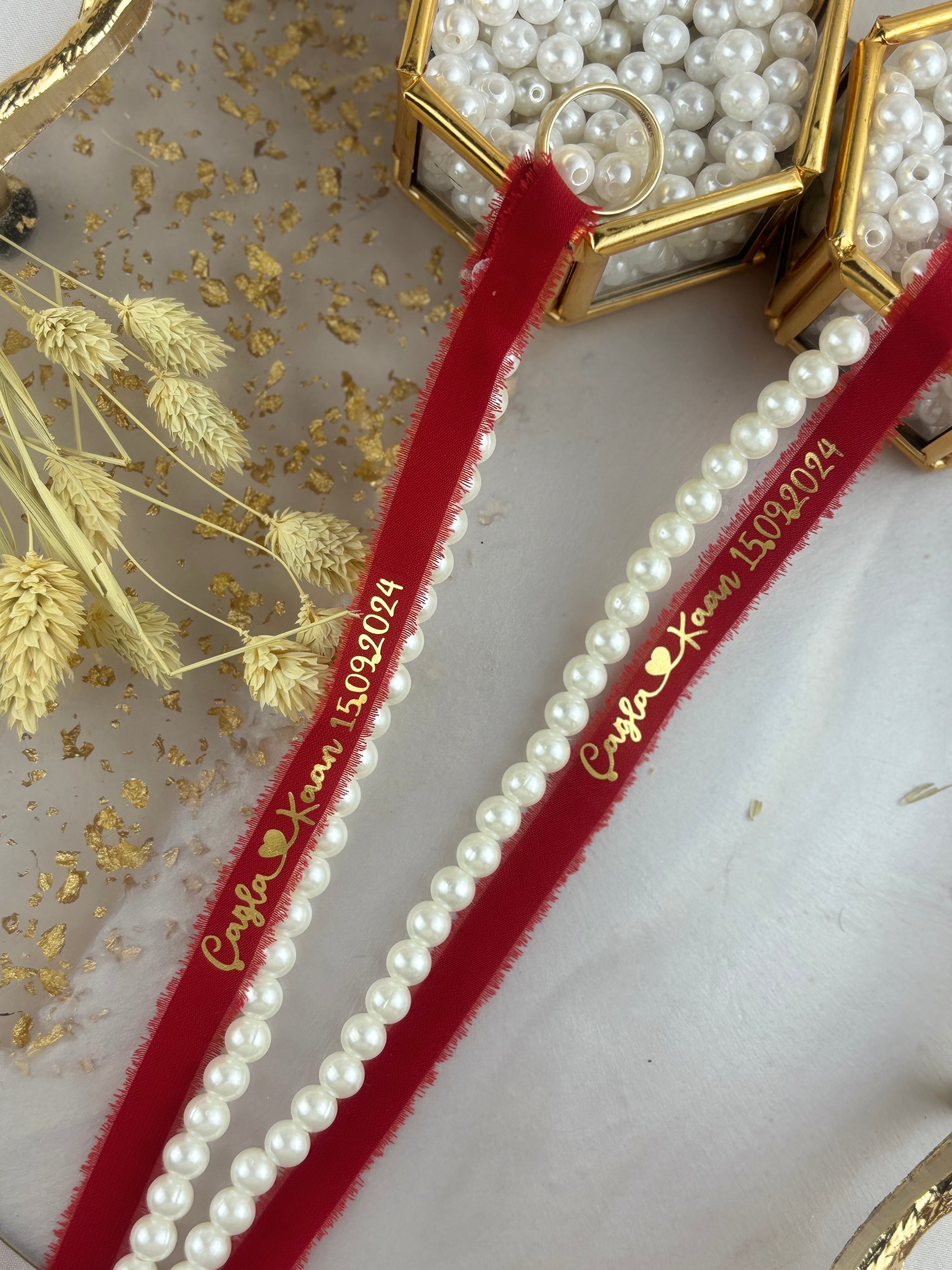 Rotes Verlobungsband aus perlmuttfarbener Seide – personalisiertes Ringband, Eleganz und Eleganz