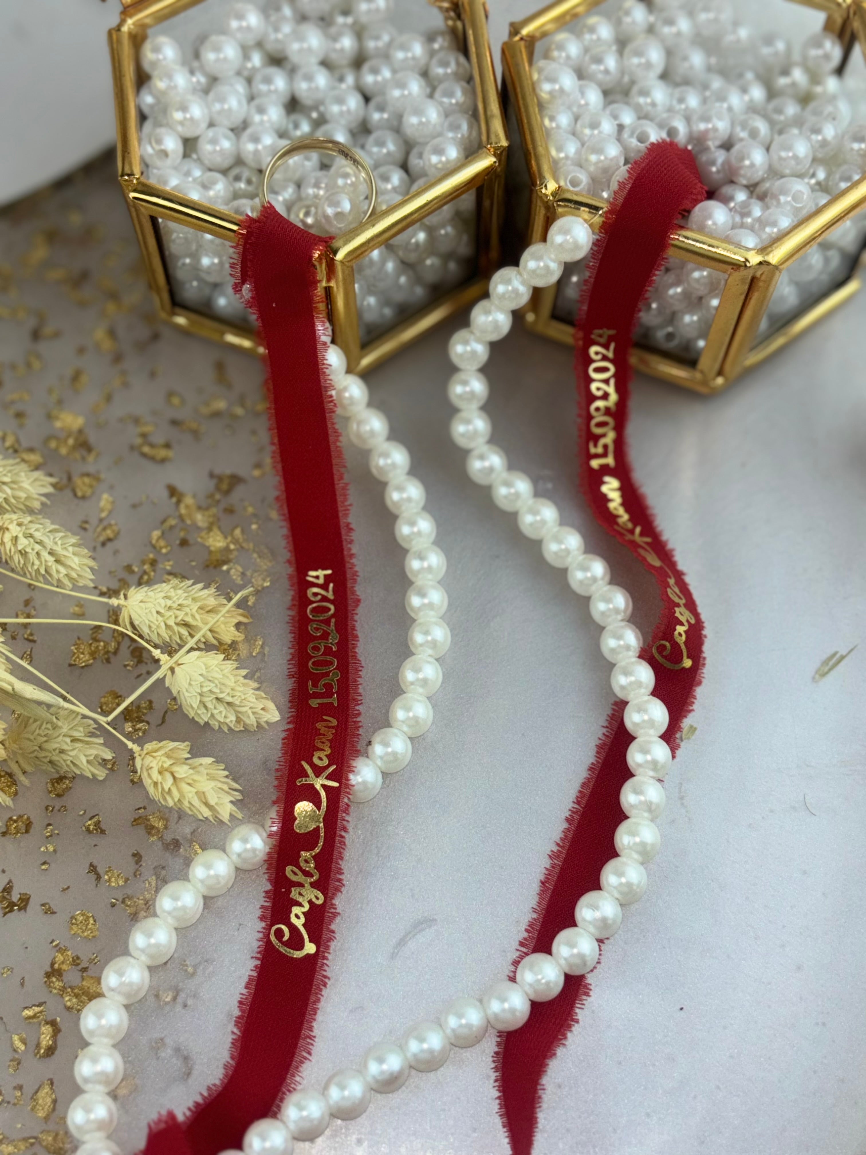 Rotes Verlobungsband aus perlmuttfarbener Seide – personalisiertes Ringband, Eleganz und Eleganz