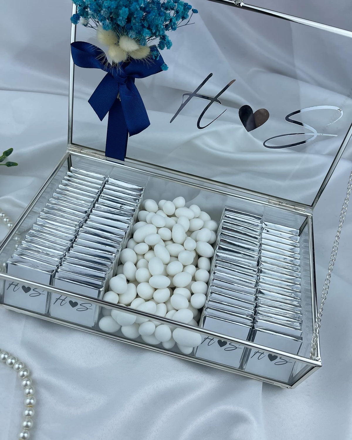 Edle Verlobungsschokolade in einer Metallglasbox