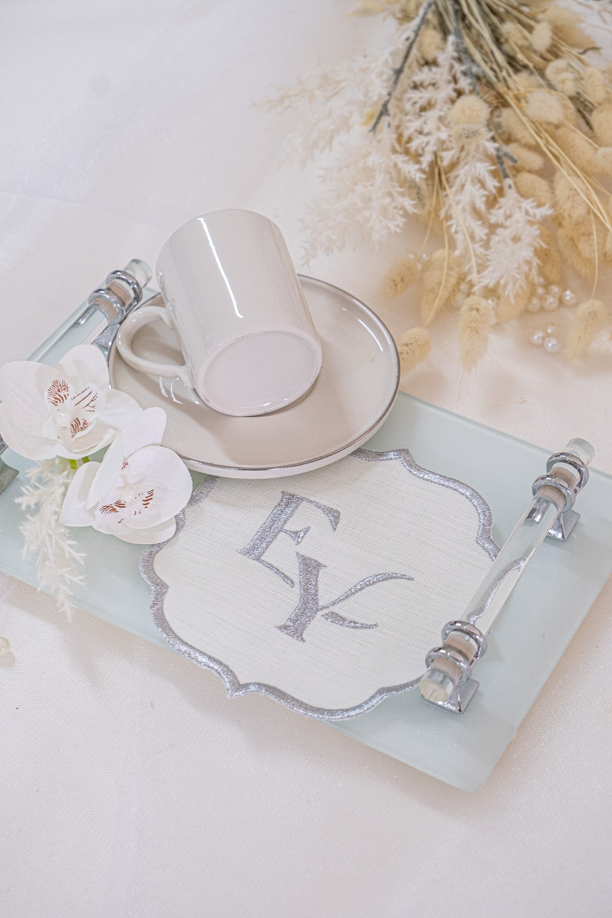 Gümüş (Silver) Modern Monogram Nakışlı Keten Sunum Altlığı