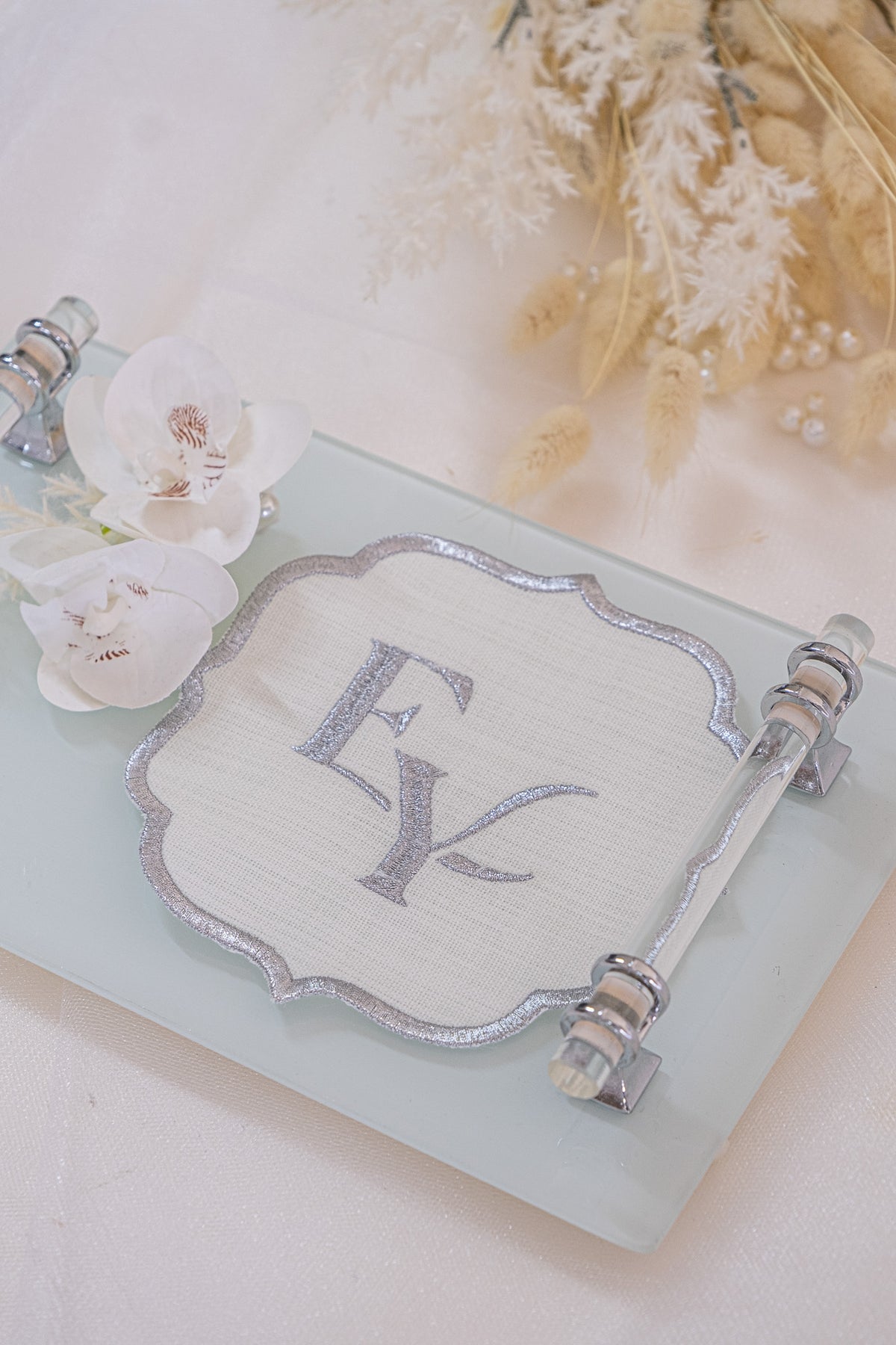 Gümüş (Silver) Modern Monogram Nakışlı Keten Sunum Altlığı