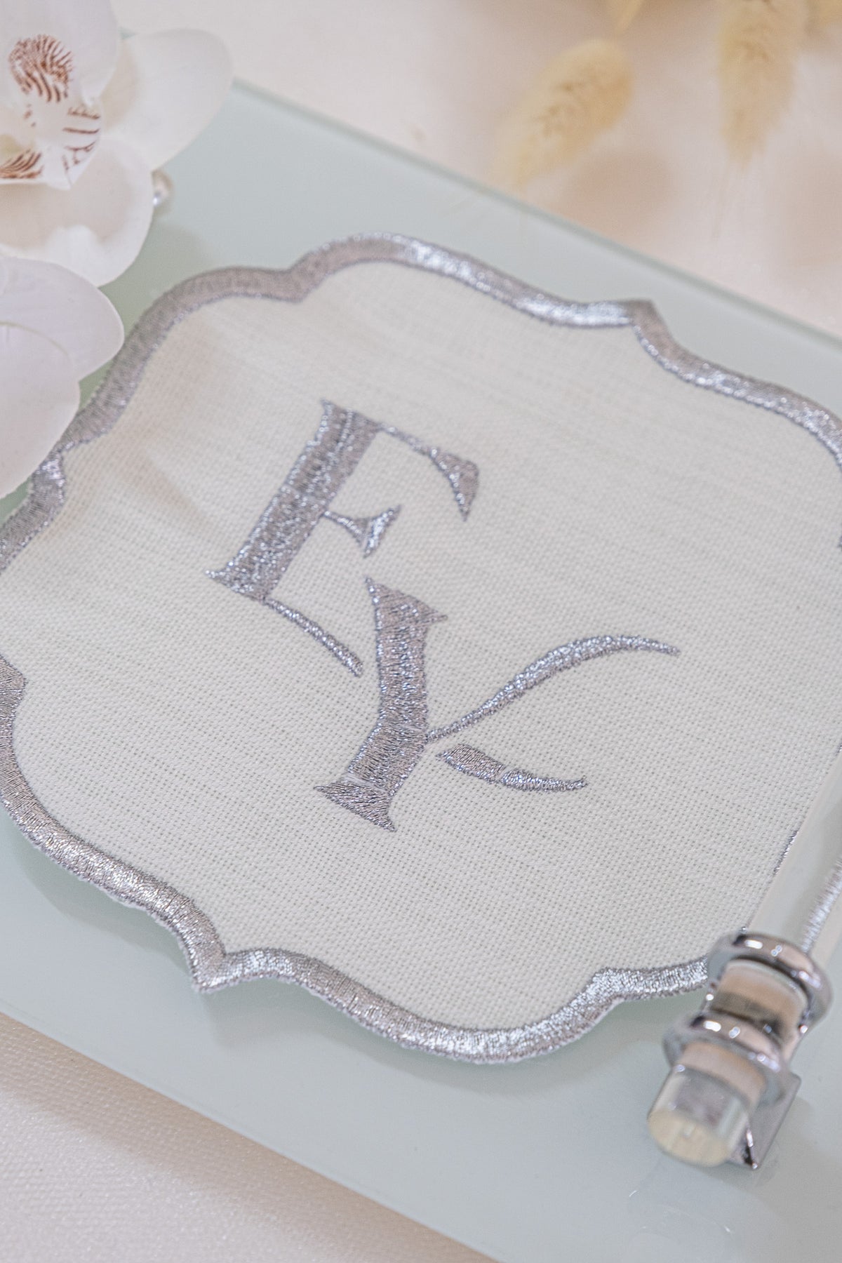 Gümüş (Silver) Modern Monogram Nakışlı Keten Sunum Altlığı