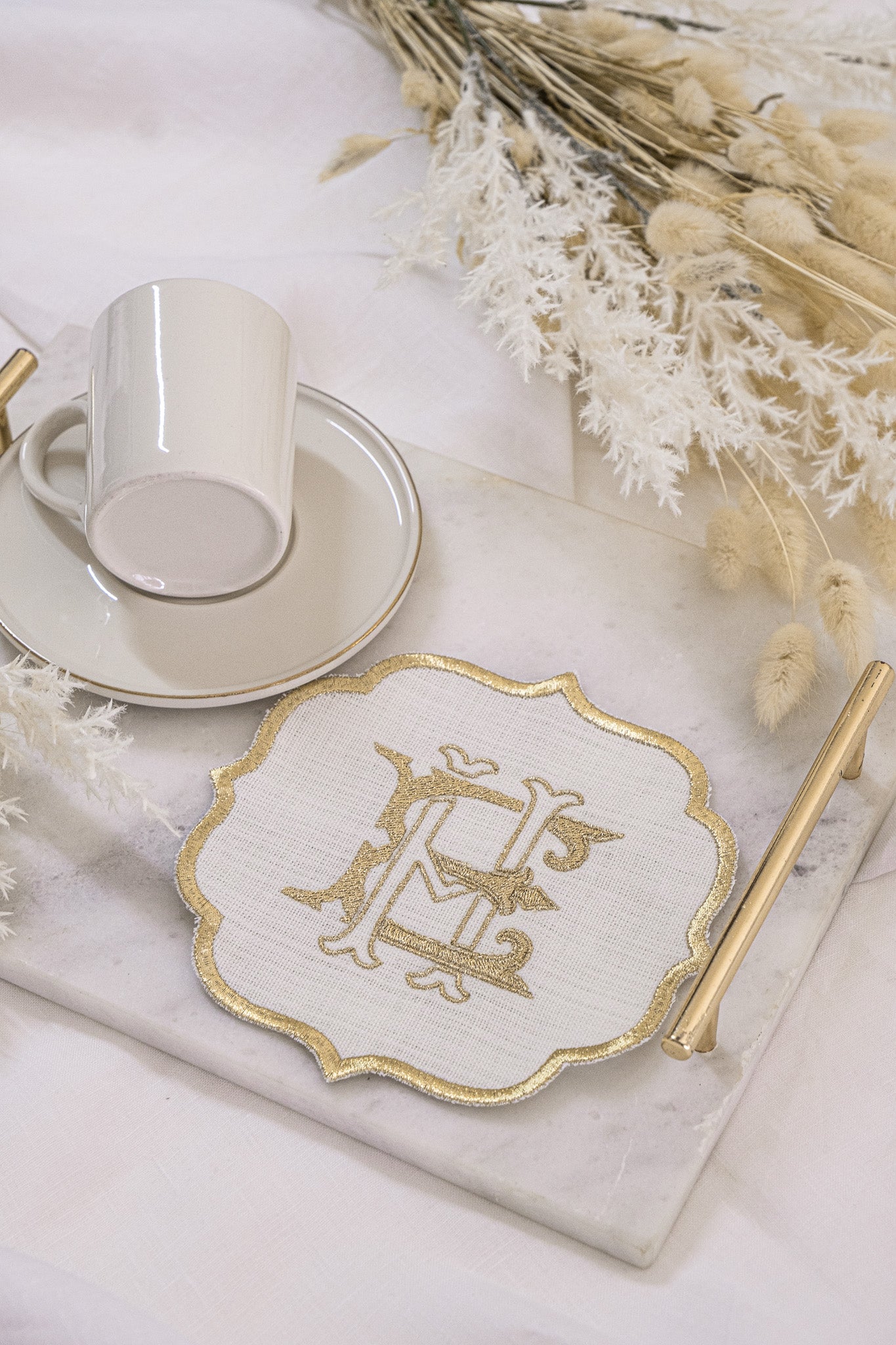 Kişiye Özel Monogram Harf Nakışlı Gold Kenarlı Keten Tepsi Mendili