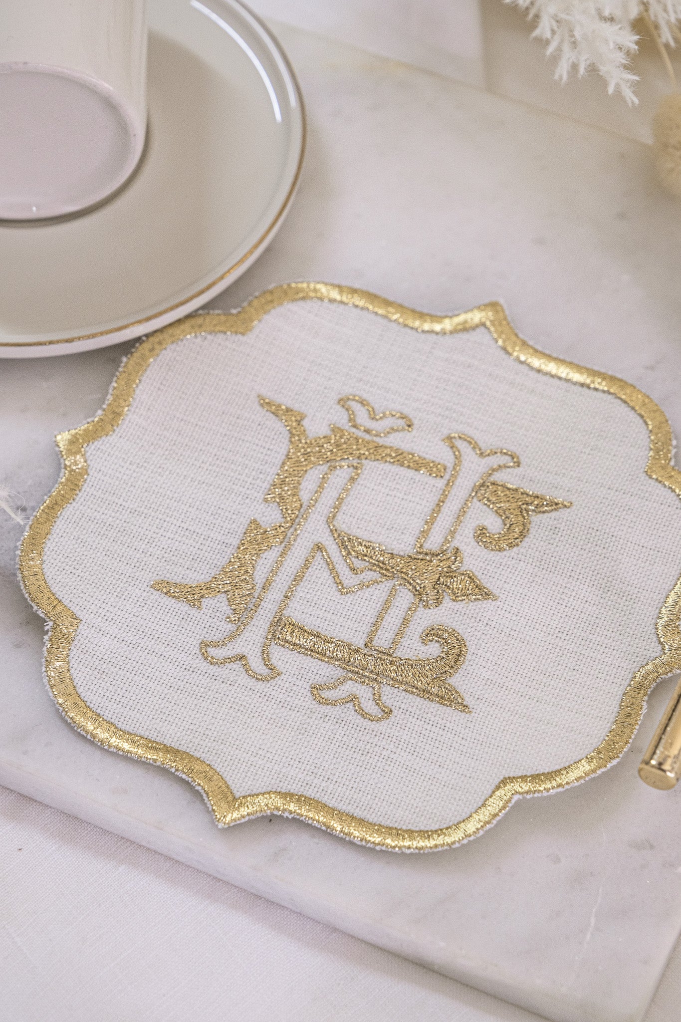 Kişiye Özel Monogram Harf Nakışlı Gold Kenarlı Keten Tepsi Mendili