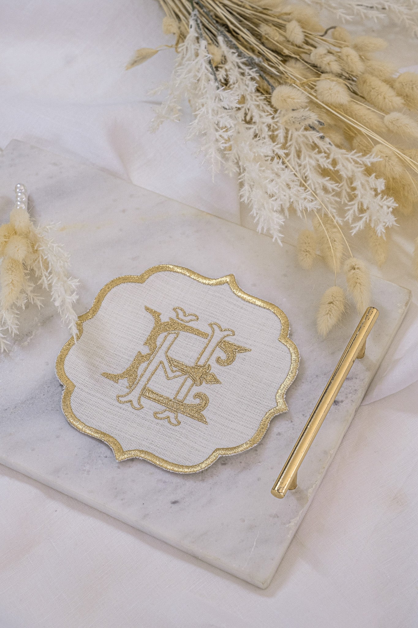 Kişiye Özel Monogram Harf Nakışlı Gold Kenarlı Keten Tepsi Mendili