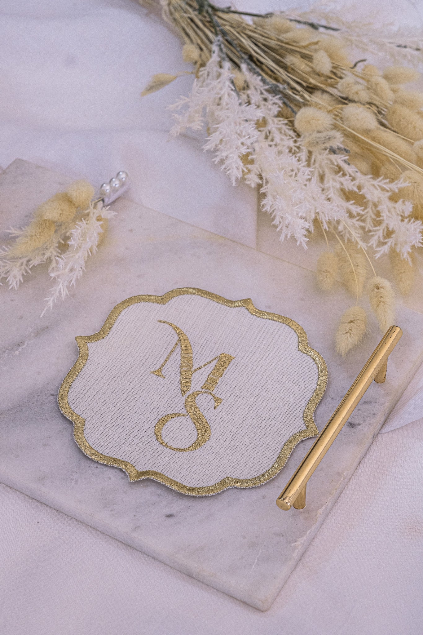 Modern Monogram Tasarım: İsme Özel Gold Nakışlı Keten Fincan Altlığı