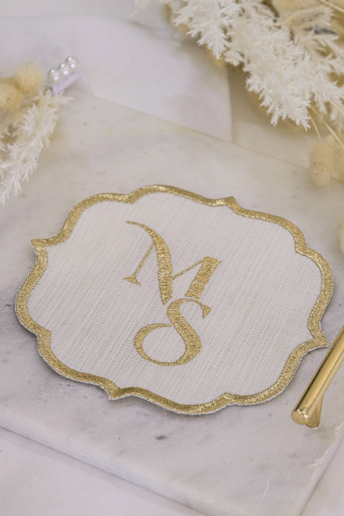 Modern Monogram Tasarım: İsme Özel Gold Nakışlı Keten Fincan Altlığı