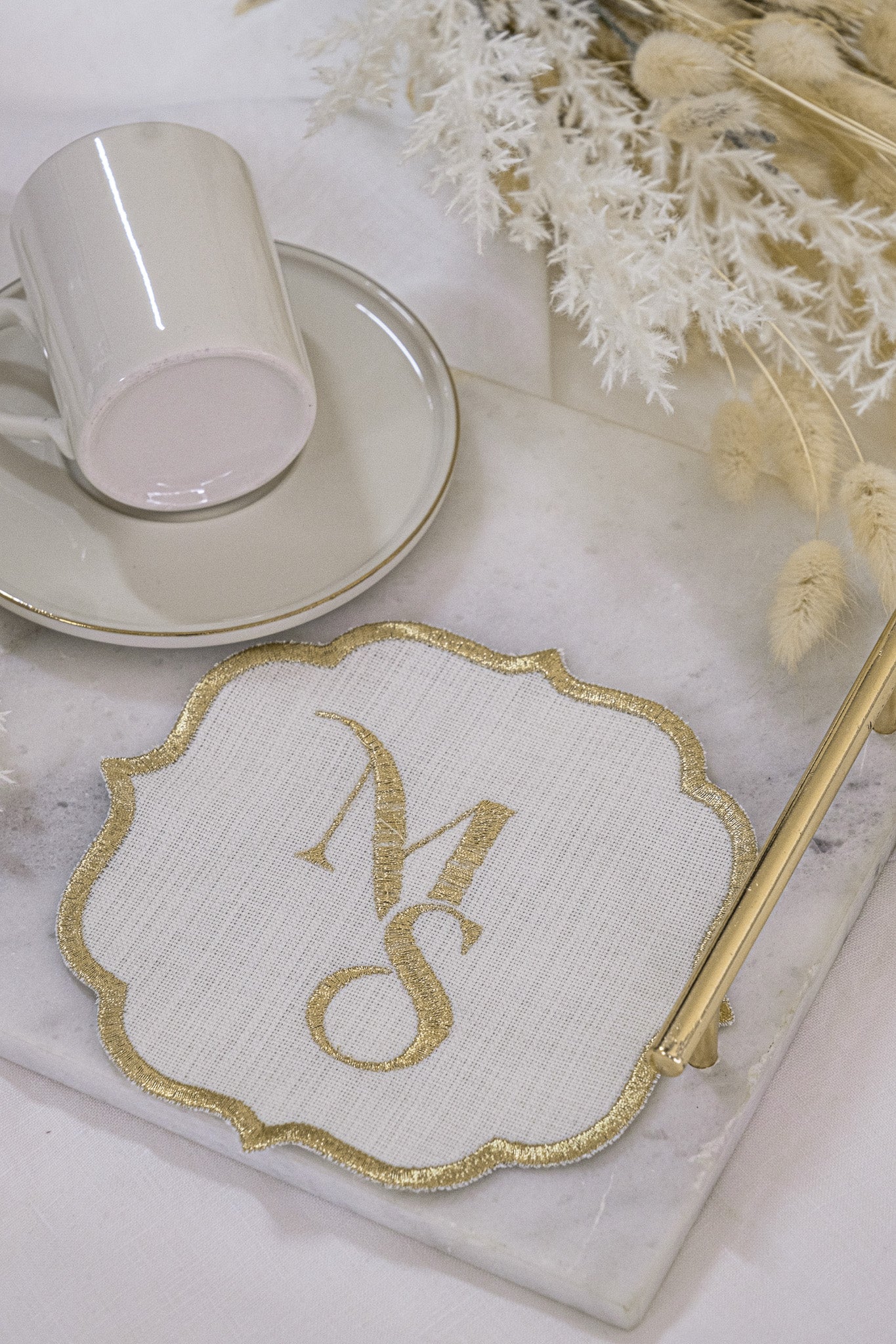 Modern Monogram Tasarım: İsme Özel Gold Nakışlı Keten Fincan Altlığı