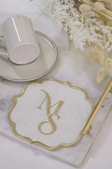 Modern Monogram Tasarım: İsme Özel Gold Nakışlı Keten Fincan Altlığı