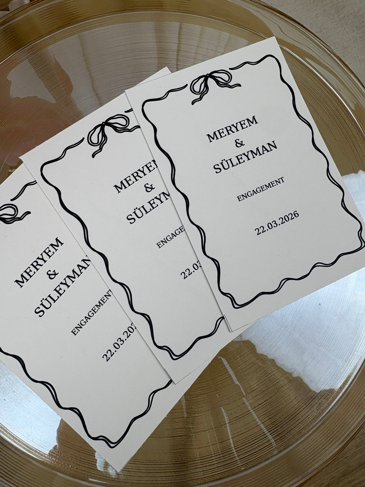 çizgi fiyonklu kişiye özel masa isimliği masa üstü görünümü 1
