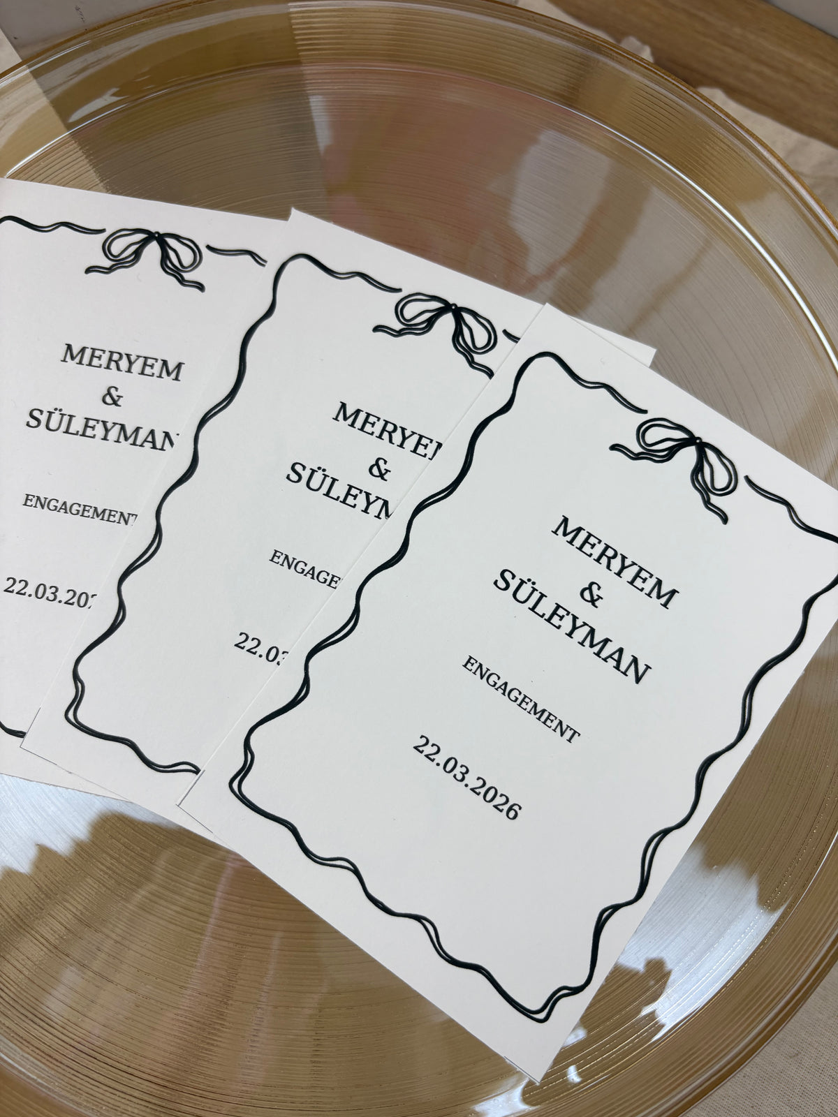 çizgi fiyonklu kişiye özel masa isimliği masa üstü görünümü 2
