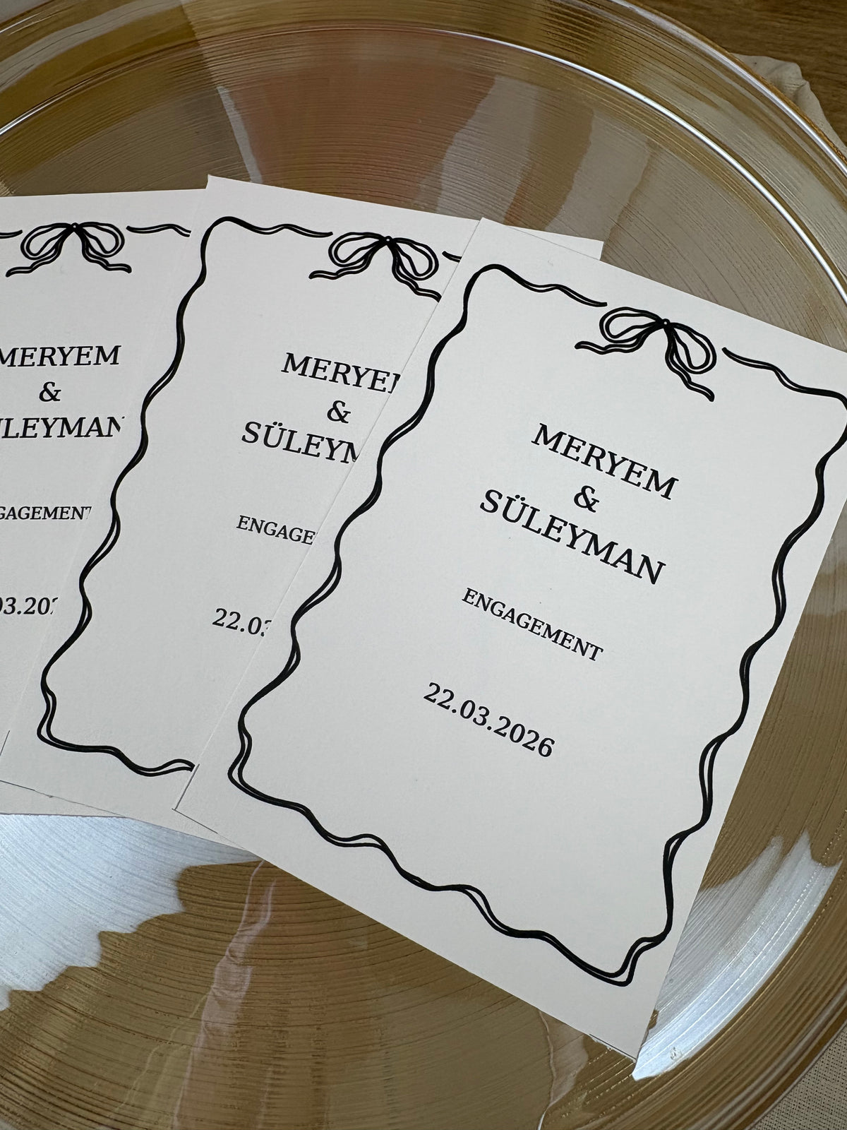 çizgi fiyonklu kişiye özel masa isimliği, 10,5 × 7,5 cm
