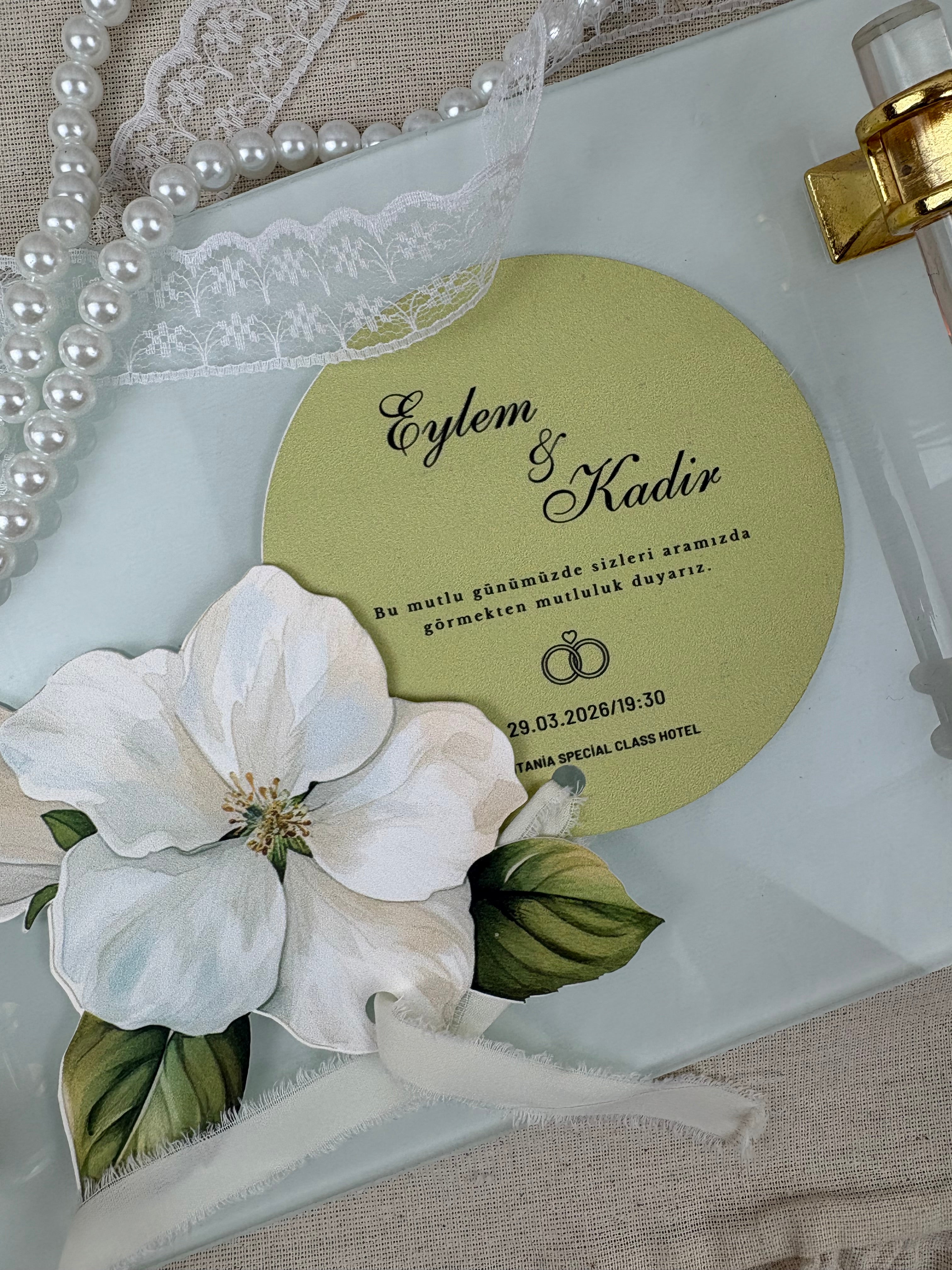 beyaz manolyalı kurdeleli davetiye detay görünümü 1