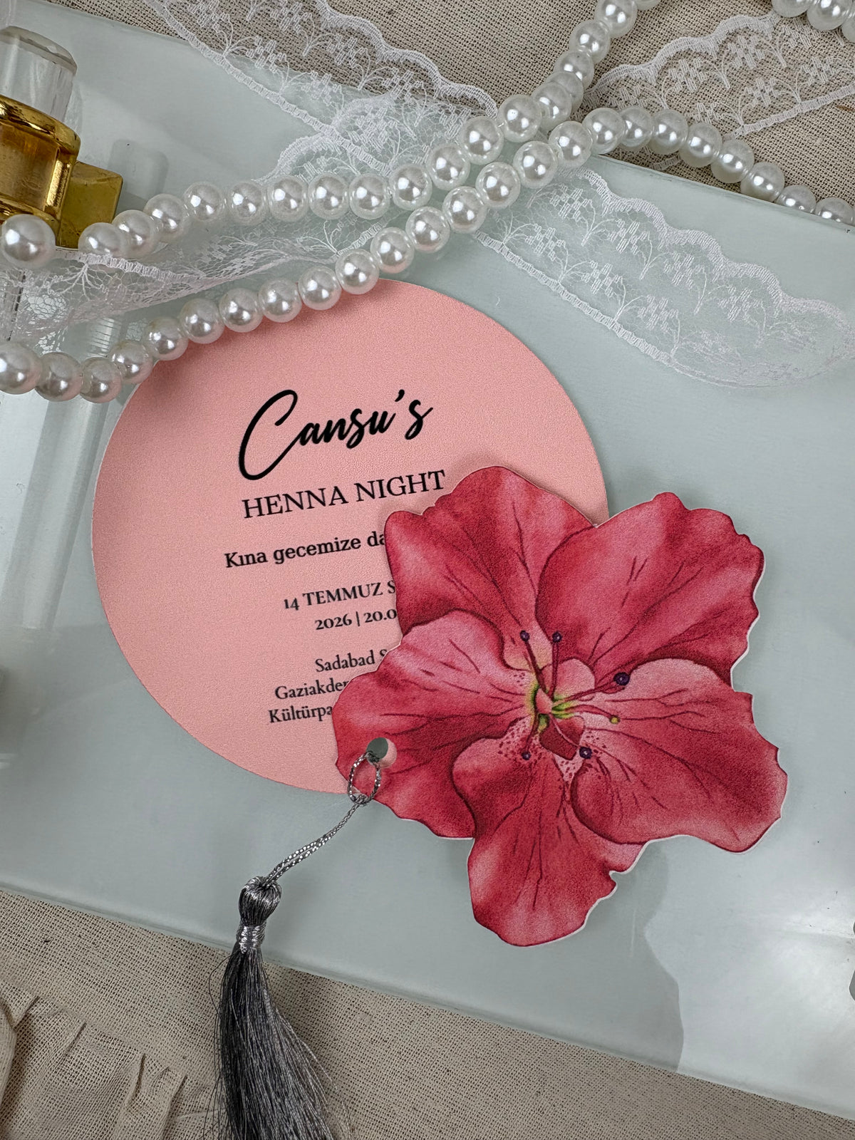pembe açelyalı püsküllü kişiye özel kına daveti, yuvarlak kesim kart