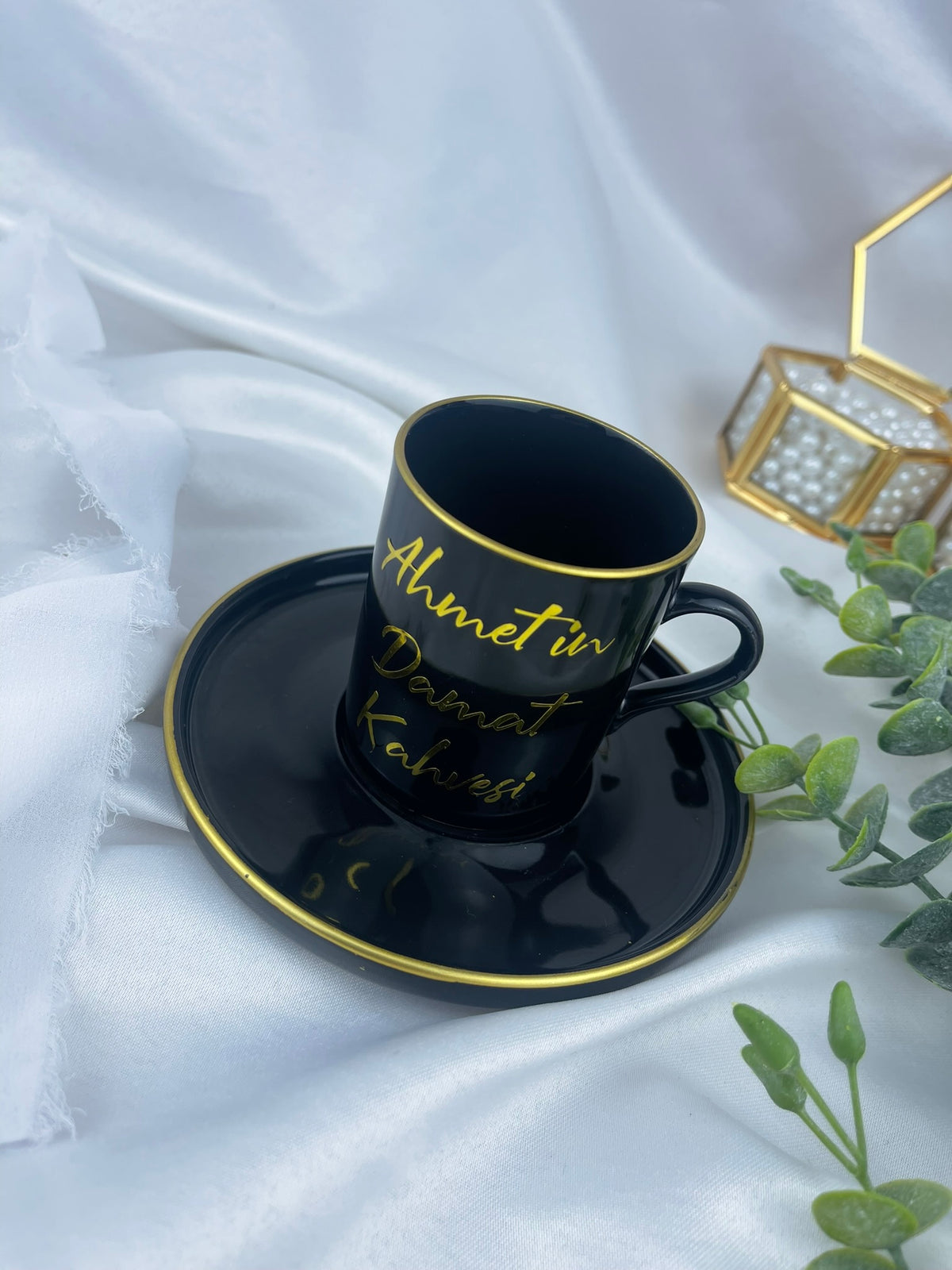 Personalisierter schwarzer Bräutigambecher mit Gold-/Silberdruck