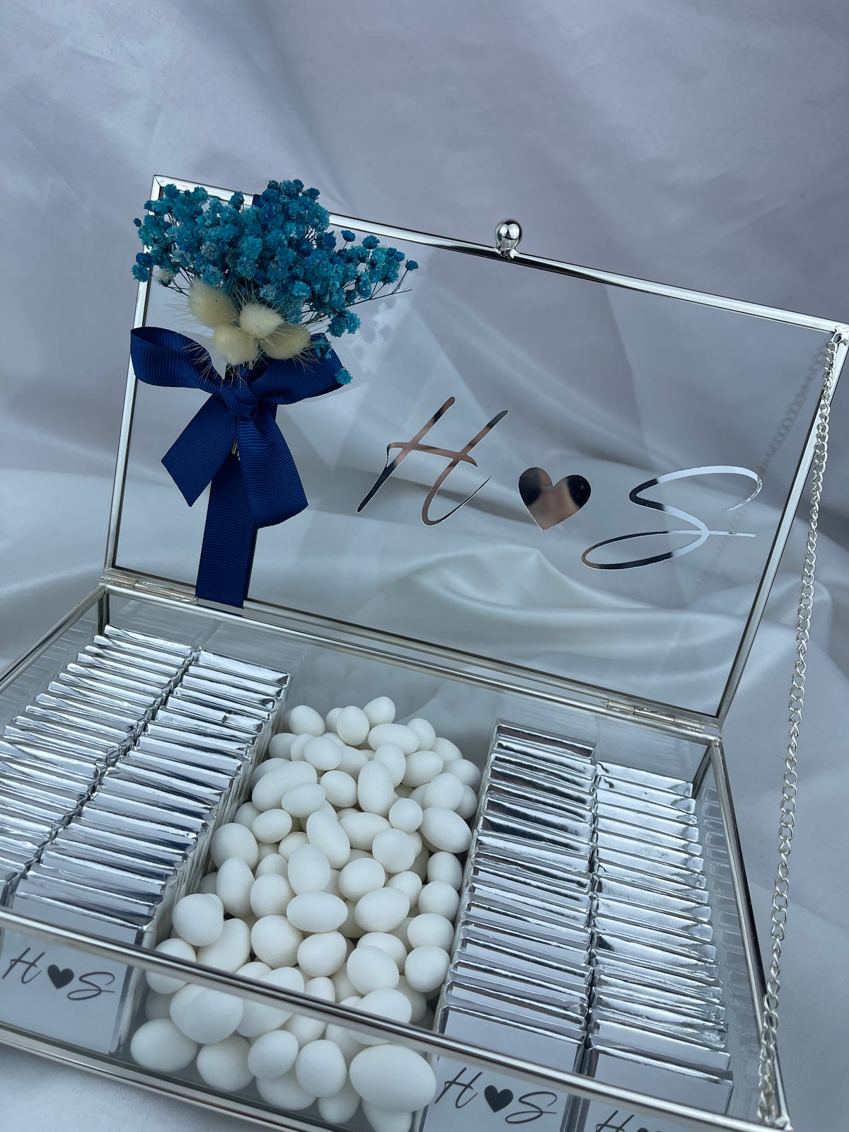 Edle Verlobungsschokolade in einer Metallglasbox