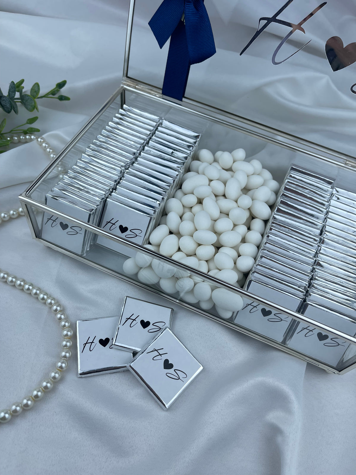 Edle Verlobungsschokolade in einer Metallglasbox