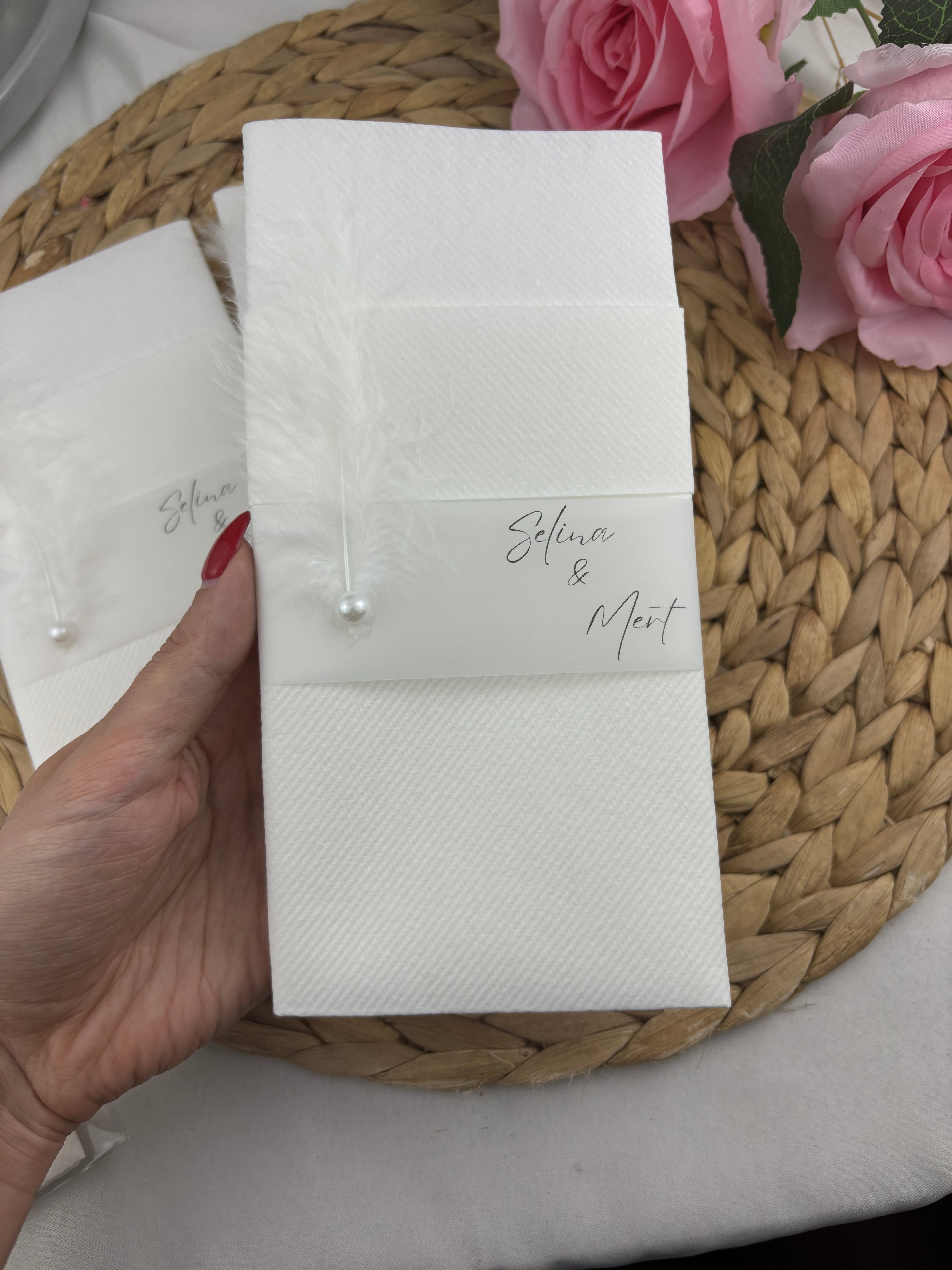 Personalisierte Luxusserviette mit Perlen- und Federdetails – Besonderes Design, Eleganz und Eleganz