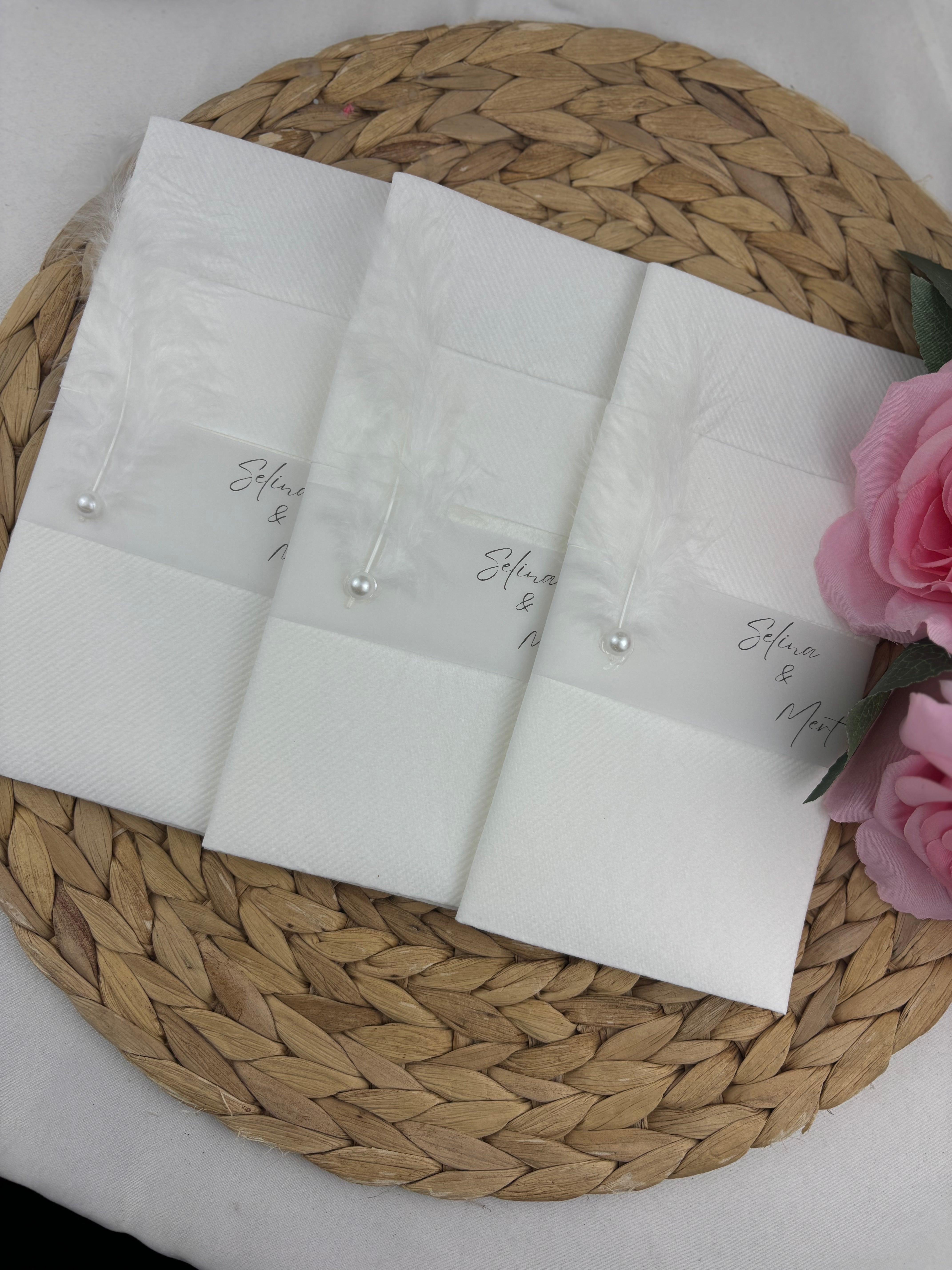 Personalisierte Luxusserviette mit Perlen- und Federdetails – Besonderes Design, Eleganz und Eleganz