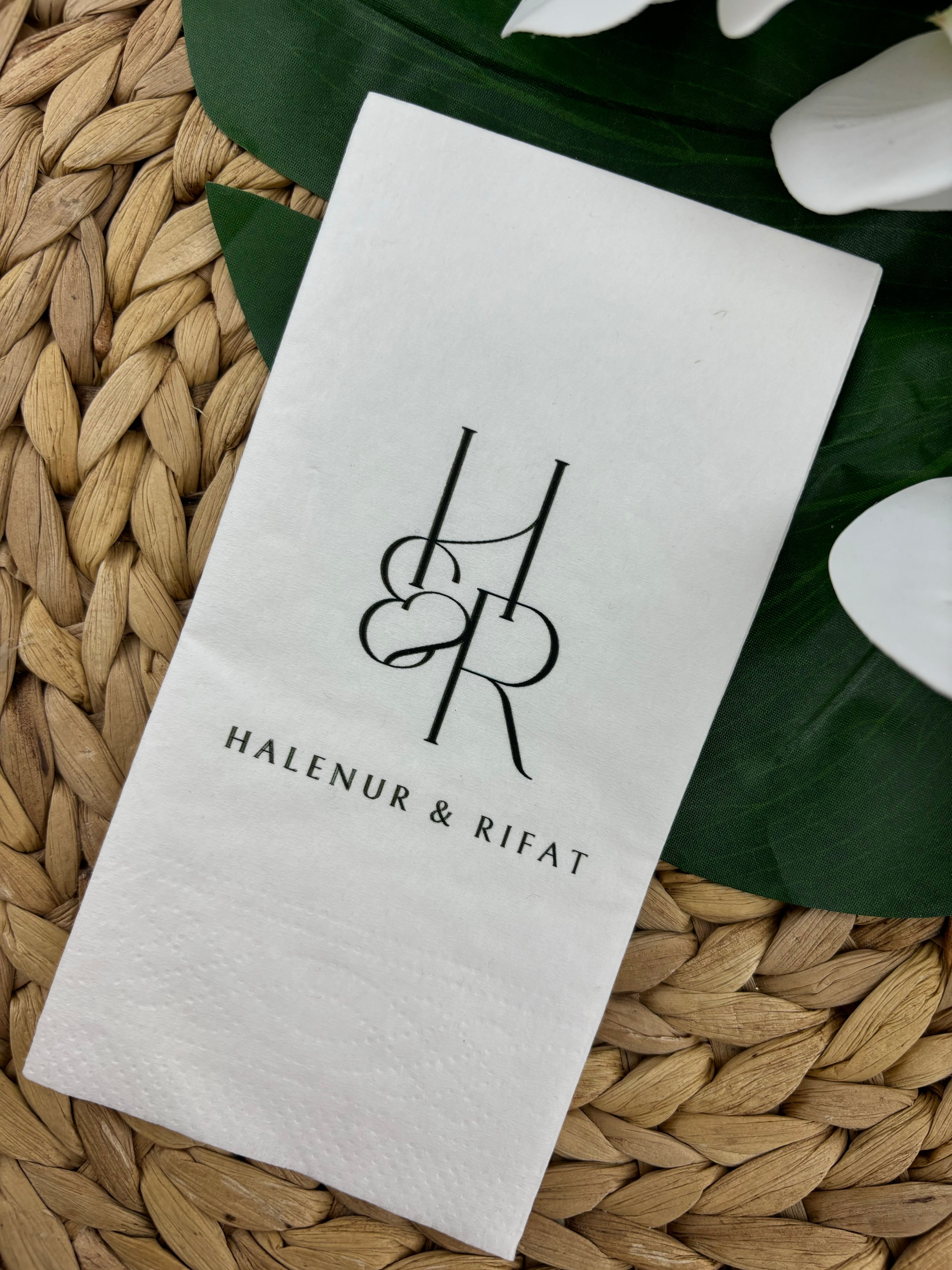 İç İçe Serif Monogramlı baskılı peçete yakın çekim — isim ve tarih baskısı detayı