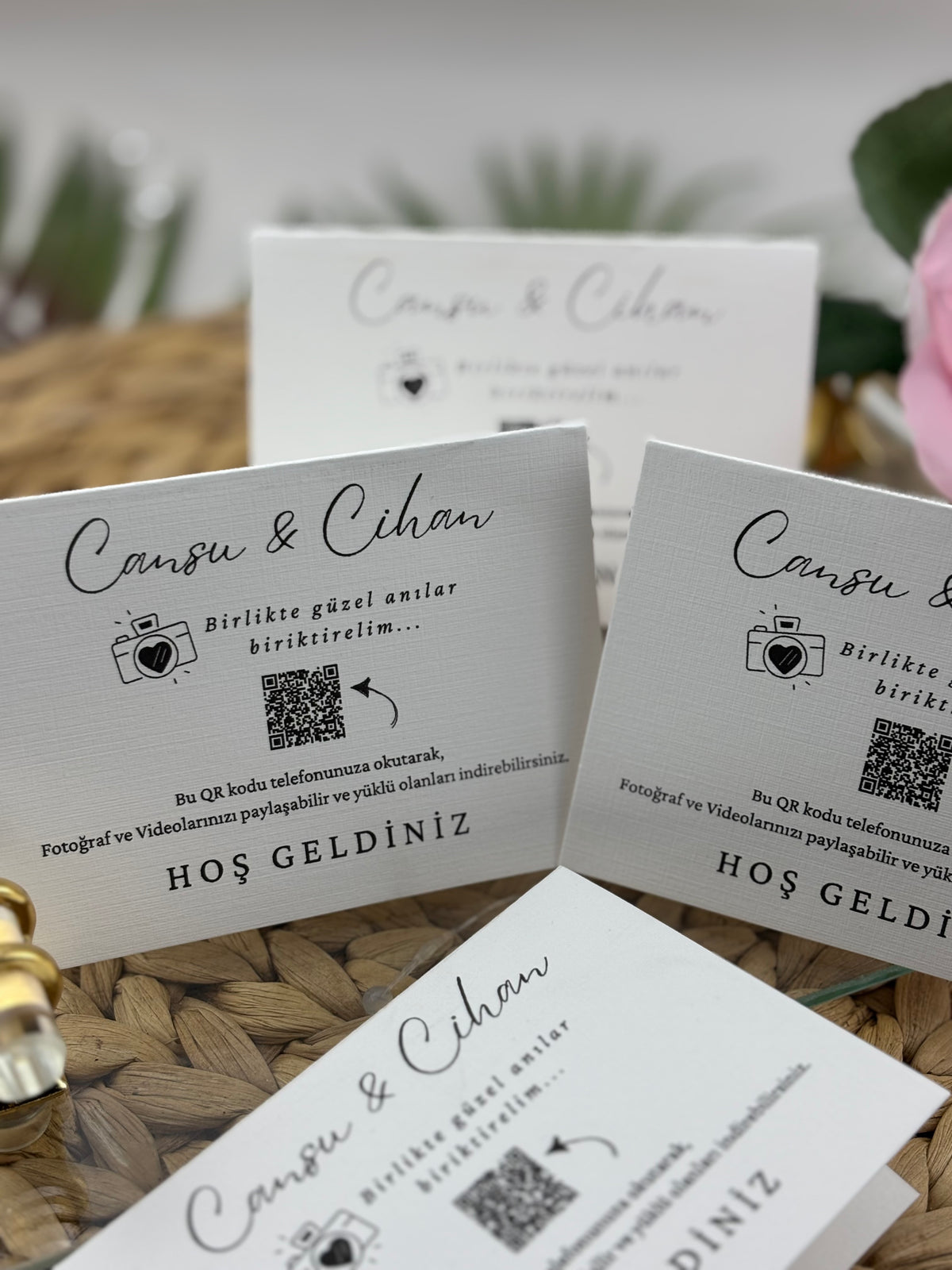qr kodlu masa isimliği yakın çekim, kare kod detayı