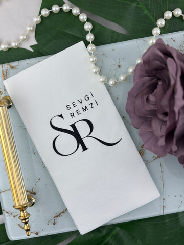 Büyük Serif Monogram ve Kapital İsimli kişiye özel isimli peçete, düğün ve nişan için 20'li paket