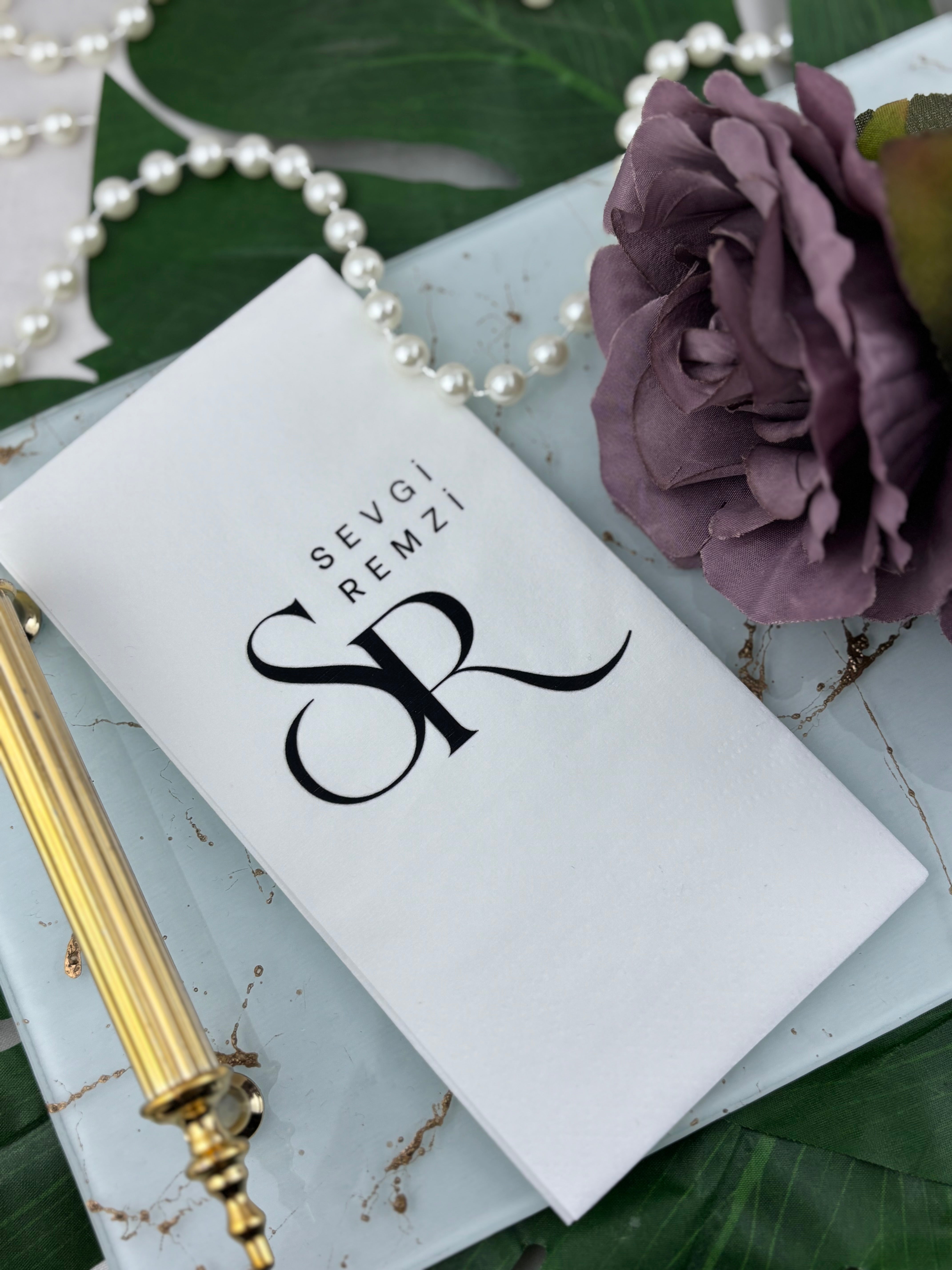 Büyük Serif Monogram ve Kapital İsimli baskılı peçete yakın çekim — isim ve tarih baskısı detayı