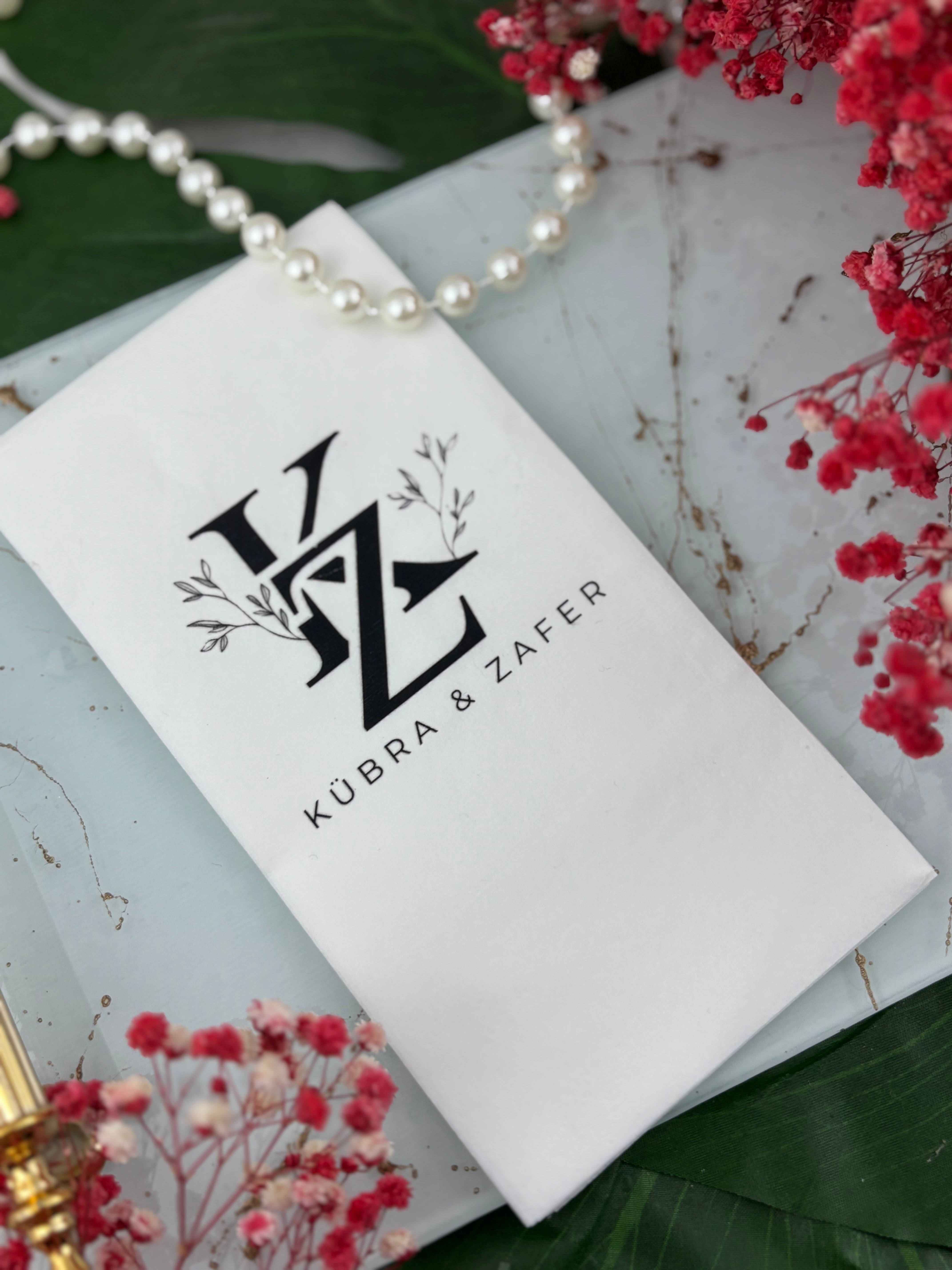 yaprak detaylı büyük serif monogramlı kişiye özel baskılı peçete, nişan ve söz sofrası sunumu