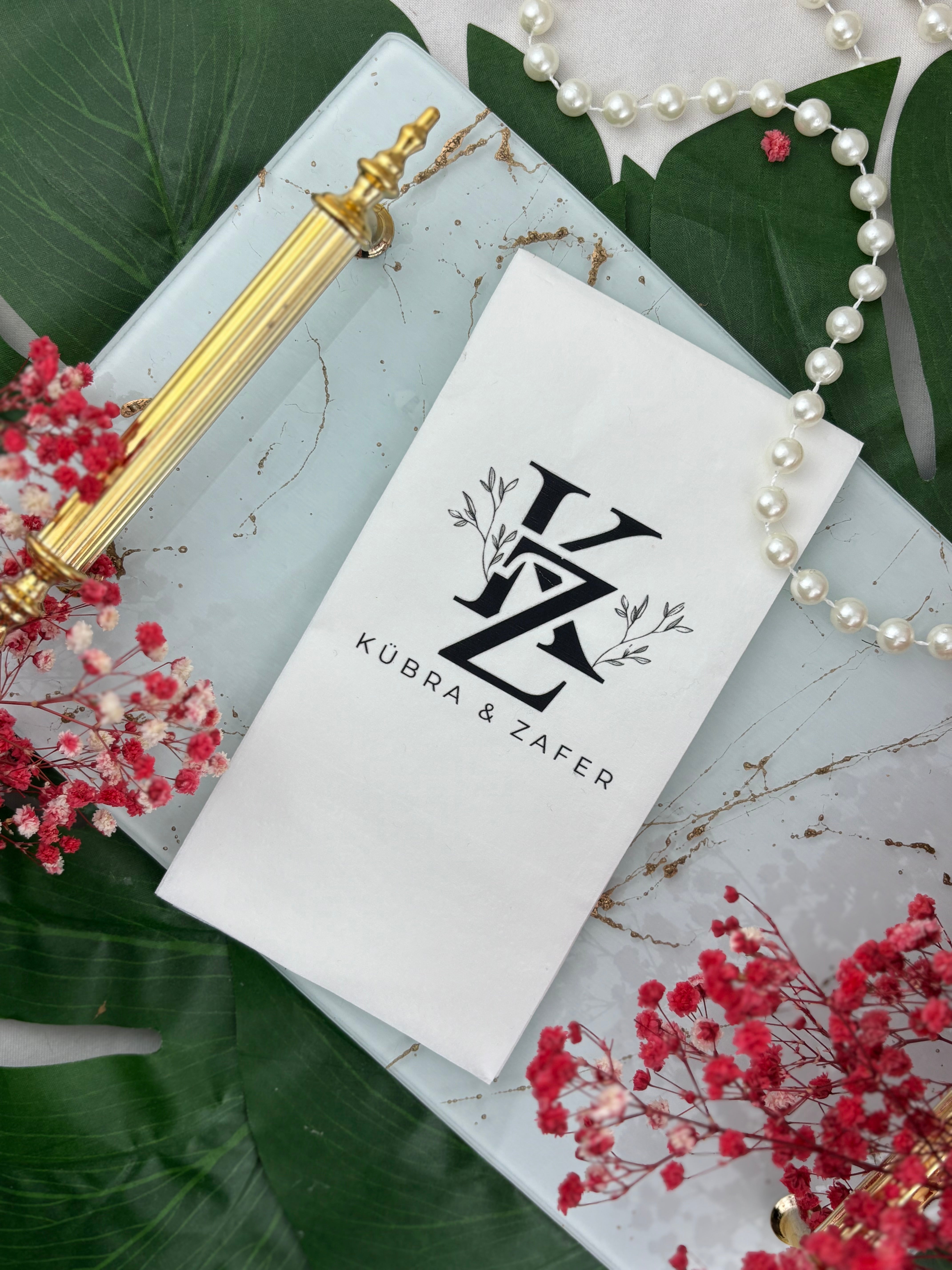 yaprak detaylı büyük serif monogramlı kişiye özel peçete, davet masası için 20 adetlik paket