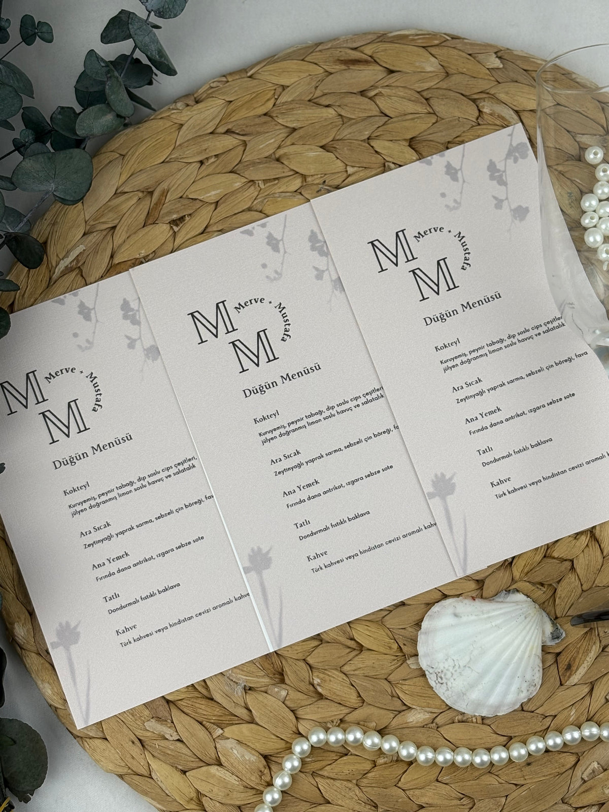 iri serif monogramlı menü kartı yakın çekim, menü dizgisi