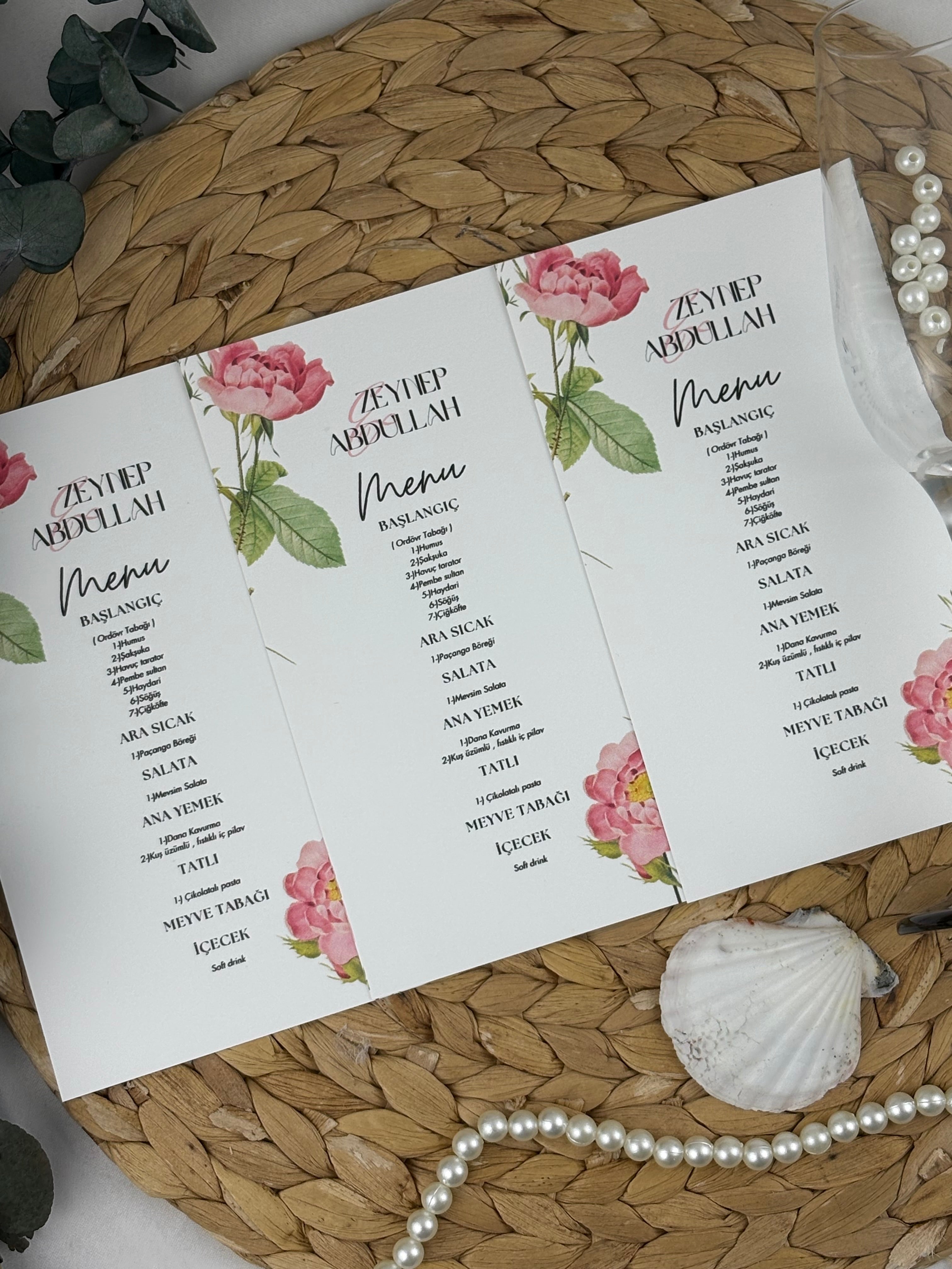 pembe suluboya güllü menü kartı yakın çekim, menü dizgisi