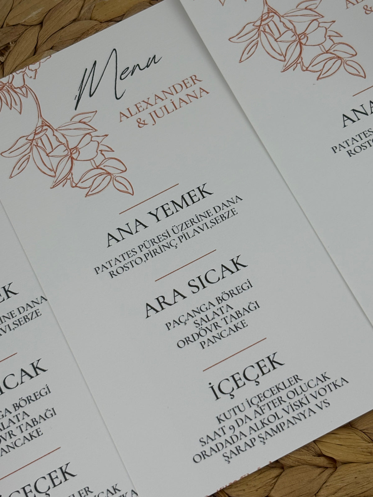 terracotta çizgi çiçekli menü kartı yakın çekim, menü dizgisi