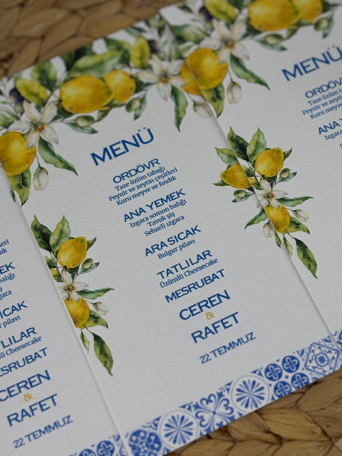 limon ve çini bordürlü menü kartı yakın çekim, menü dizgisi